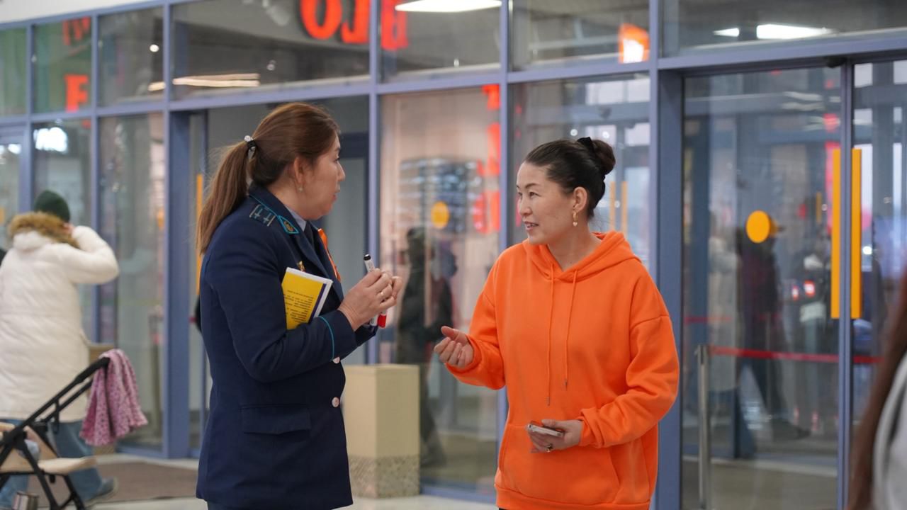 «Сіз жалғыз емессіз»: Өскеменде отбасылық-тұрмыстық зорлық-зомбылыққа қарсы жылы қолдау акциясы өтті