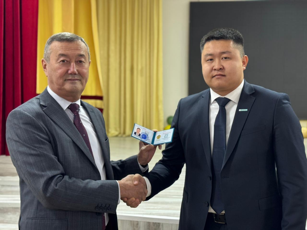 В Павлодарском районе избранным акимам Заринского, Рождественского и Чернорецкого сельских округов и сельского округа Кемеңгер вручили служебные удостоверения