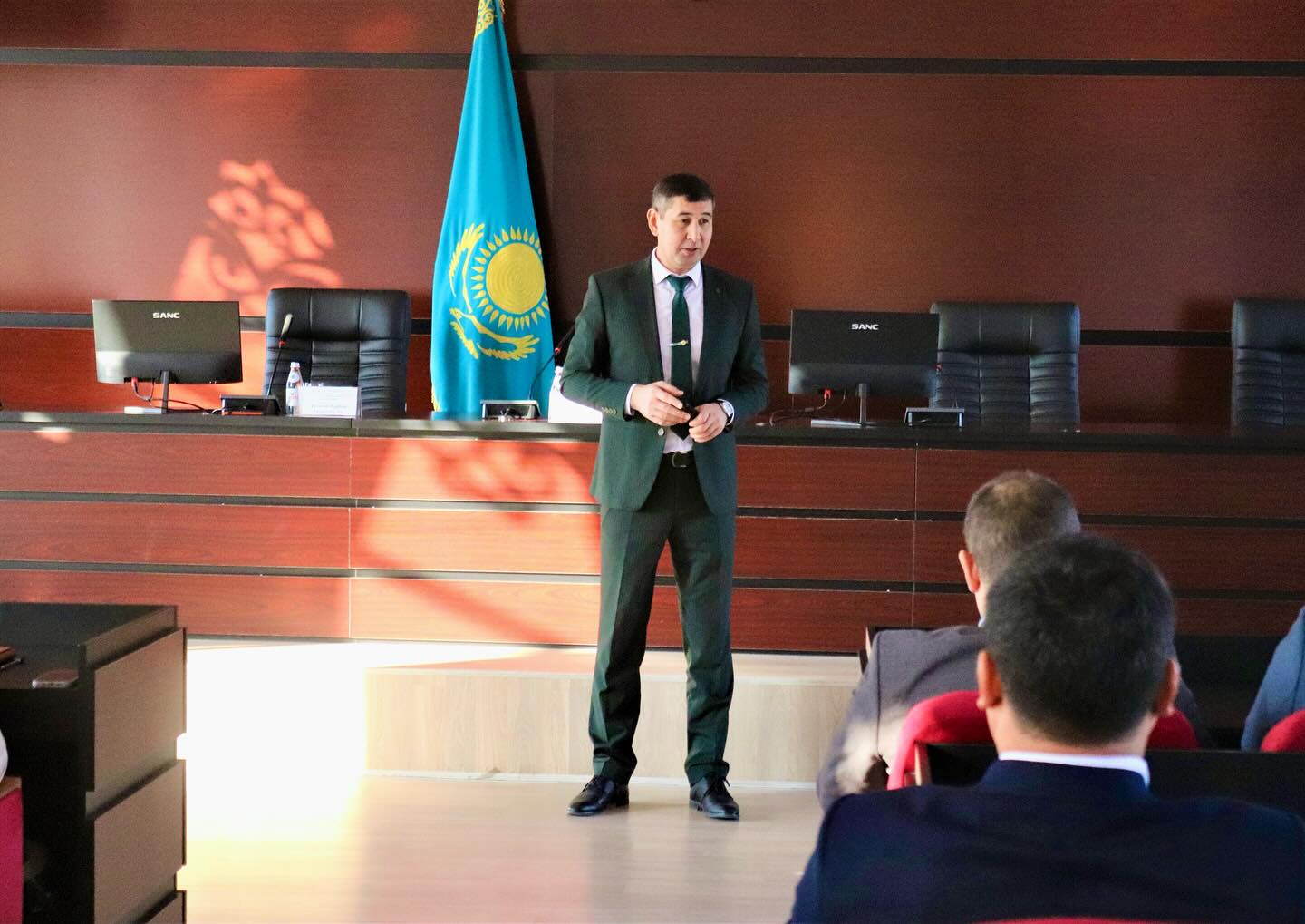 ГОСУДАРСТВЕННЫЕ СЛУЖАЩИЕ ПРИНИМАЮТ УЧАСТИЕ В СЕМИНАРЕ ПО ПОВЫШЕНИЮ КВАЛИФИКАЦИИ