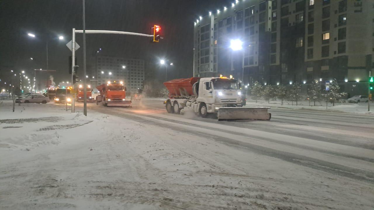 Более 1 200 единиц спецтехники задействованы в снегоуборке ночью в Астане