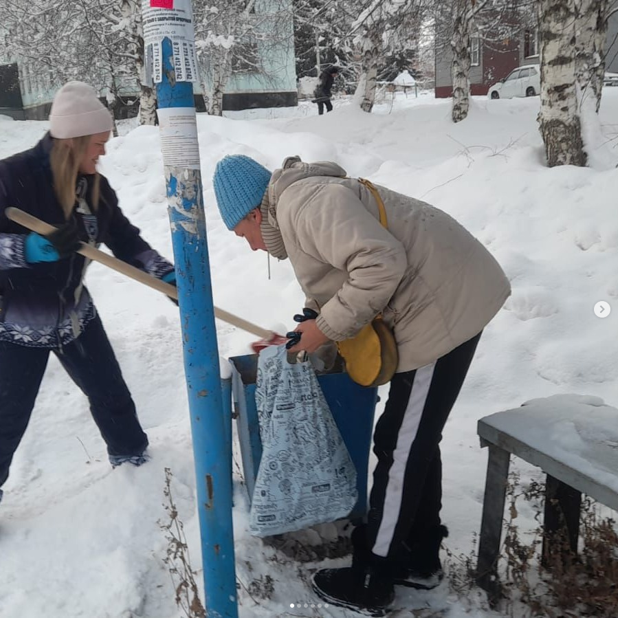 9 декабря 2025 года в городе Алтай в рамках республиканской экологической программы «Таза Қазақстан» проводится работа по очистке от снега остановочных павильонов, Центрального парка и тротуаров.