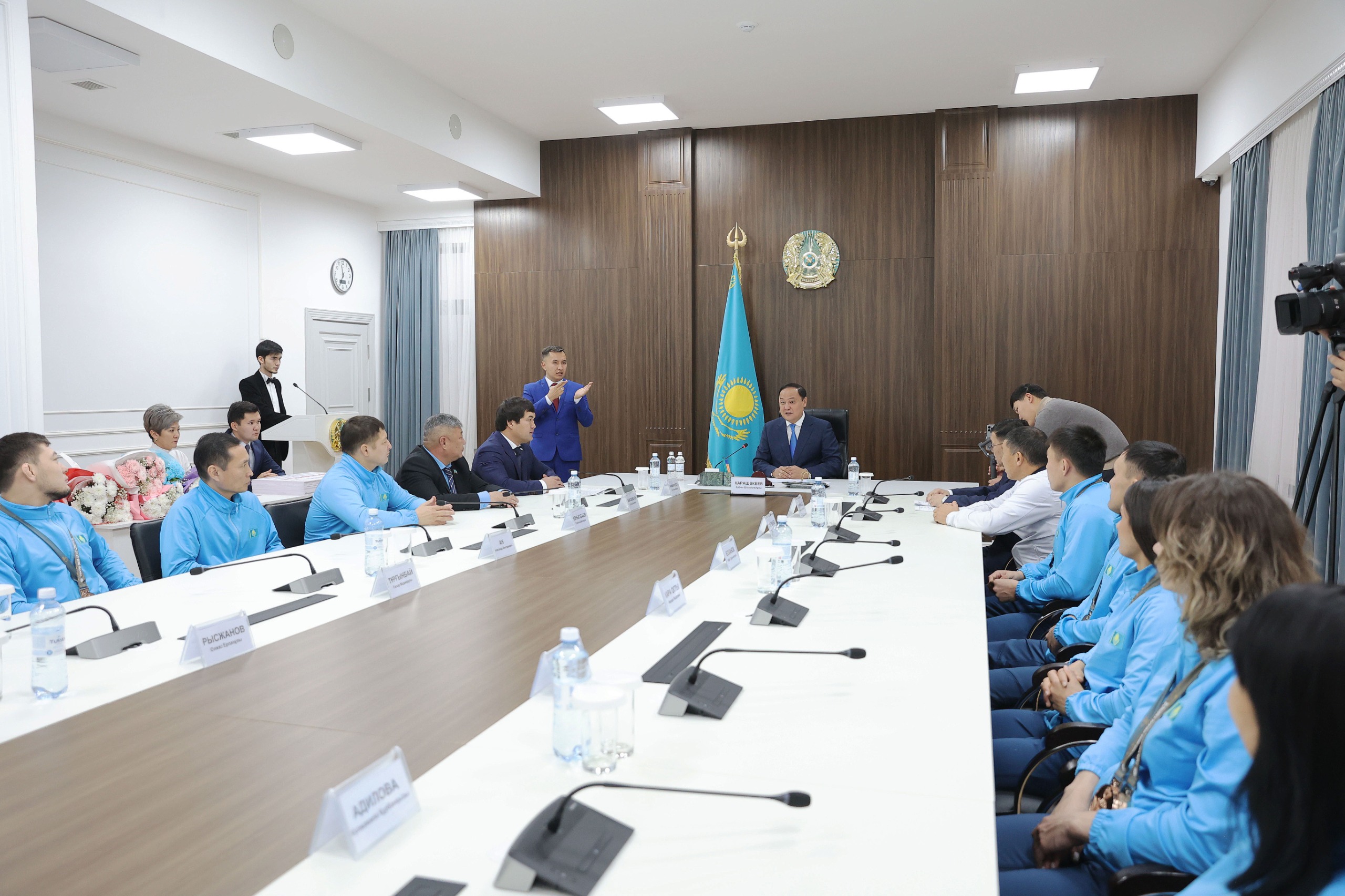 Ербол Қарашөкеев XXV жазғы Сурдлимпиада ойындарының жеңімпаздарына пәтер сертификатын табыстады