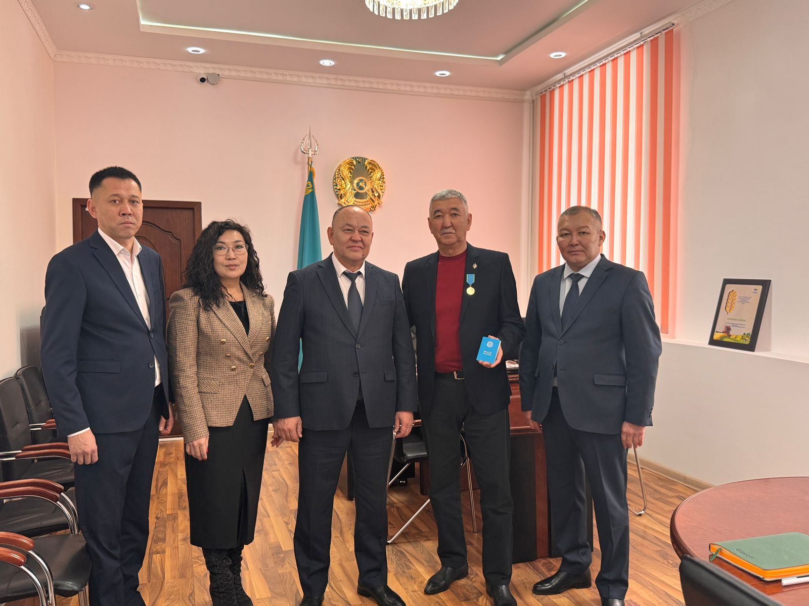 Жарқайың ауданының әкімі Ербол Жүсіпбеков Жарқайың ауданының Құрметті азаматы, «Союз» ассоциациясының президенті және «Союз» спорт клубының президенті Серік Абдешұлы Оспанұлына ауыл шаруашылығы саласының кәсіби салалық медалін – «Елеулі еңбегі үшін» марапатын табыстады.