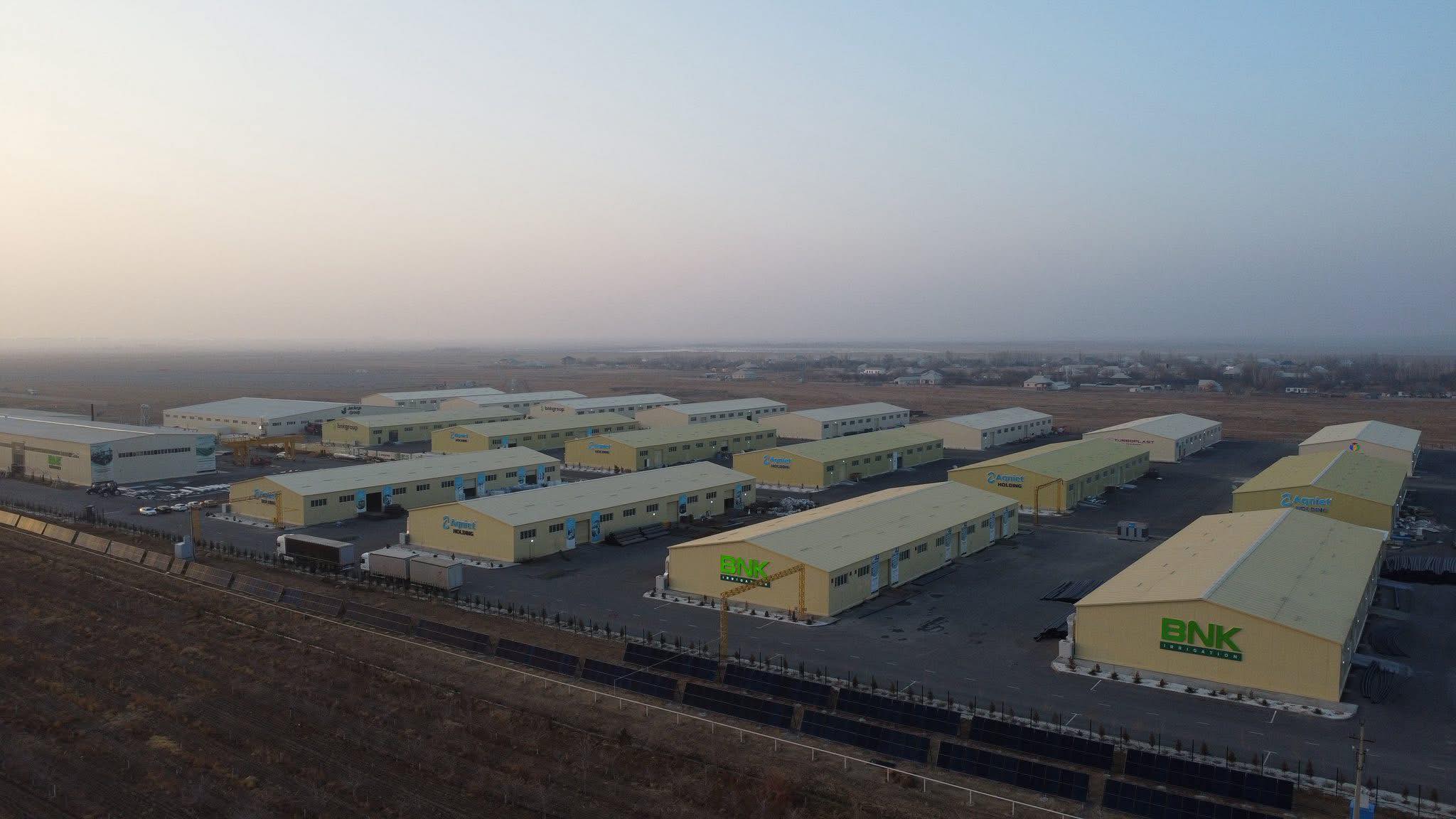 ТҮРКІСТАН: САУРАНДА 100-ДЕН АСТАМ ӨНДІРІСТІК ЦЕХТІҢ ҚҰРЫЛЫСЫ ЖҮРІП ЖАТЫР