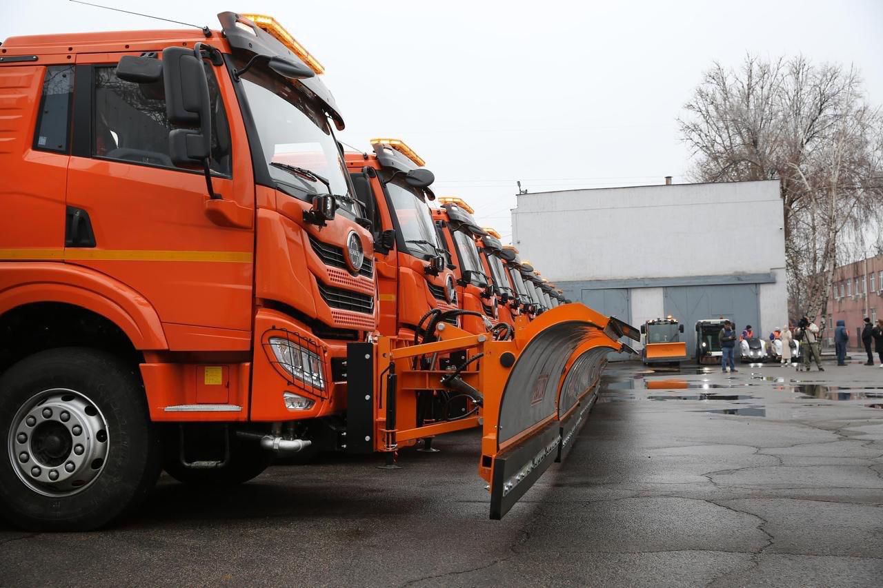 Алматыда таулы аумақтарда жауған қардан кейін түнгі уақытта жолға көктайғаққа қарсы қоспа себілді