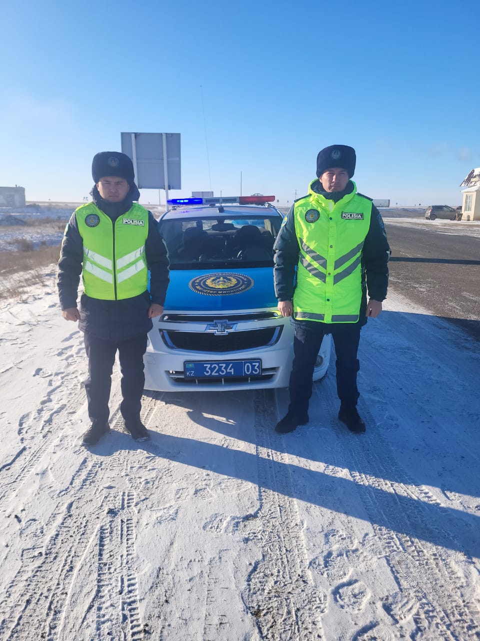 Патрульные Акмолинской области помогли водителю большегруза, сломавшегося на трассе