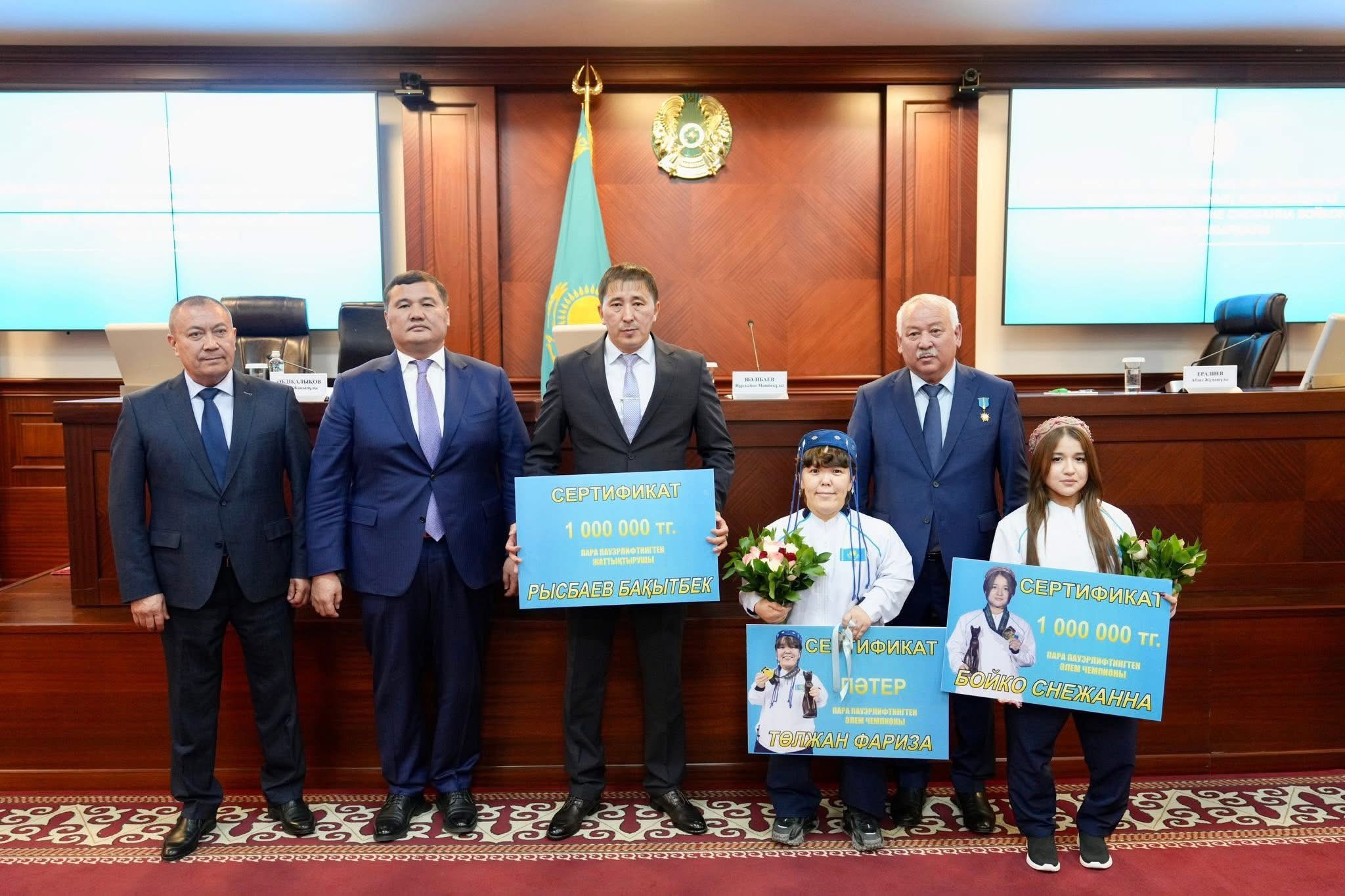 ГЛАВА РЕГИОНА ВСТРЕТИЛСЯ С ЧЕМПИОНАМИ МИРА ПО ПАРАПАУЭРЛИФТИНГУ