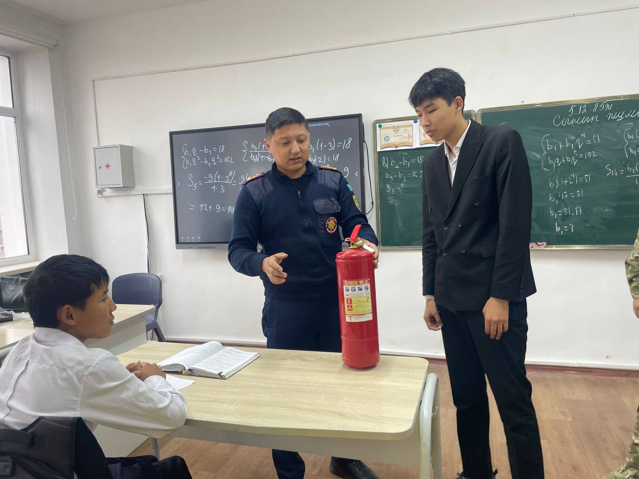 Сотрудники ОЧС Сарысусского района провели разъяснительную работу по пожарной безопасности в школе