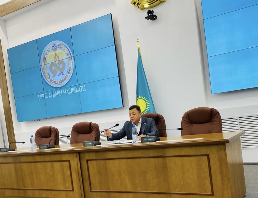 2025 жылғы 8 желтоқсан күні аудандық мәслихатының тұрақты комиссиясының отырысы депутат Б.Гадельшиевтің төрағалығымен өтті