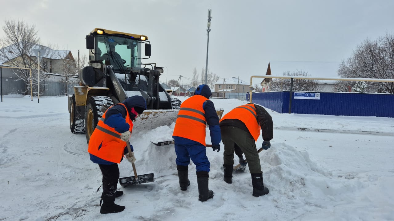 Более трех тысяч дорожных рабочих вышли на снегоуборочные работы в Астане
