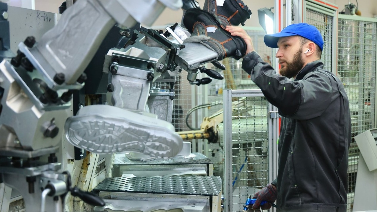 Металлургтер, геологтар, мұнайшылар: Қарағандыда жасалған арнайы аяқ киімді кімдер таңдайды