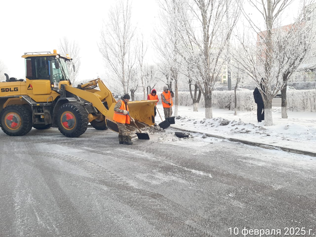 Почти две тысячи грузовиков снега вывезли из столицы за ночь