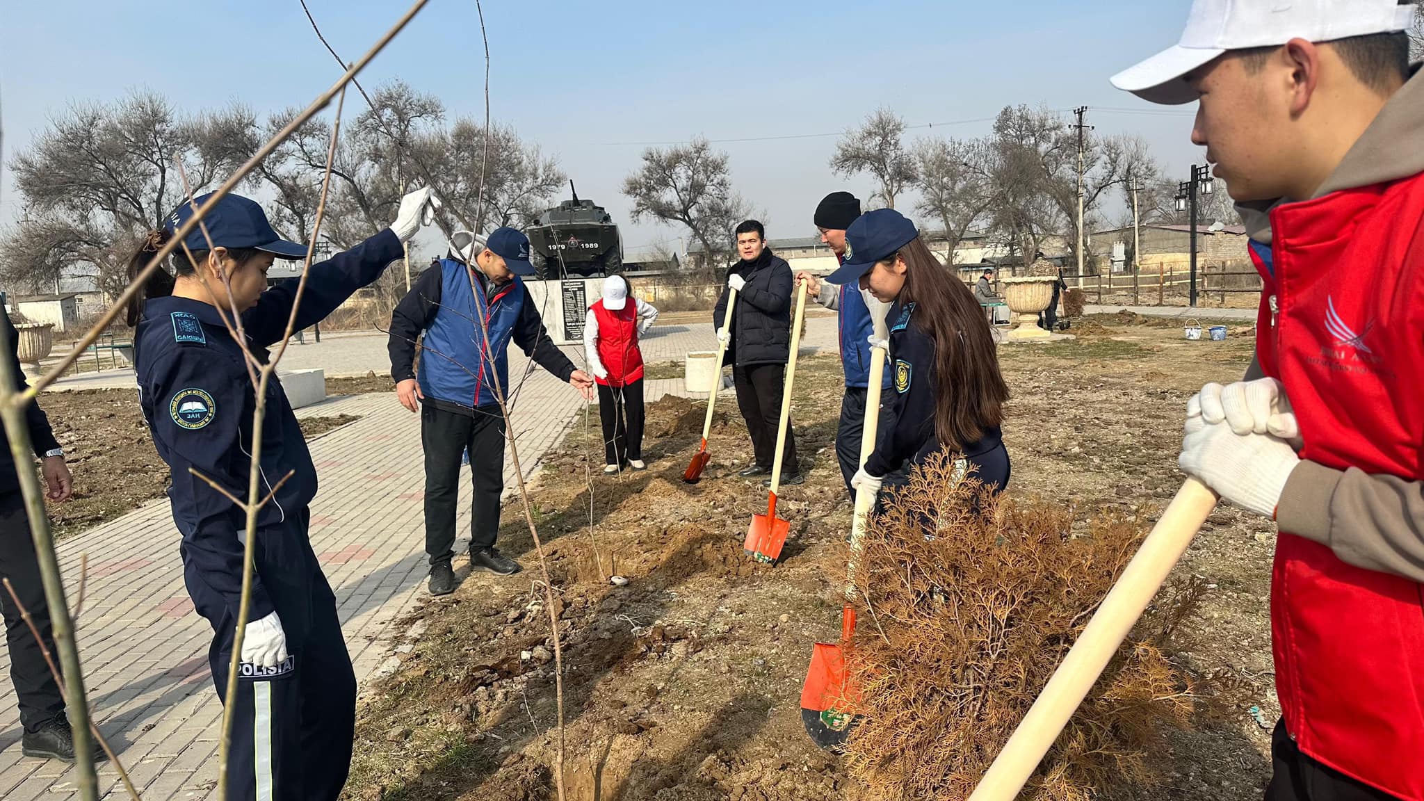ТУРКЕСТАН: ЮНЫЕ ПОЛИЦЕЙСКИЕ В ЖЕТЫСАЕ ПРИНЯЛИ УЧАСТИЕ В СУББОТНИКЕ