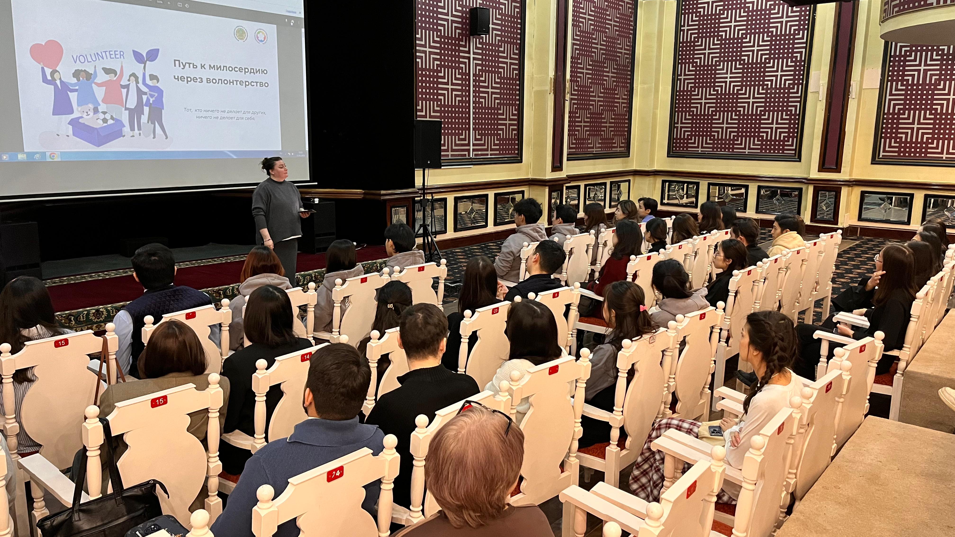 Астананың жоғары оқу орындарында қайырымдылық пен волонтерлік тақырыбында дәріс басталды