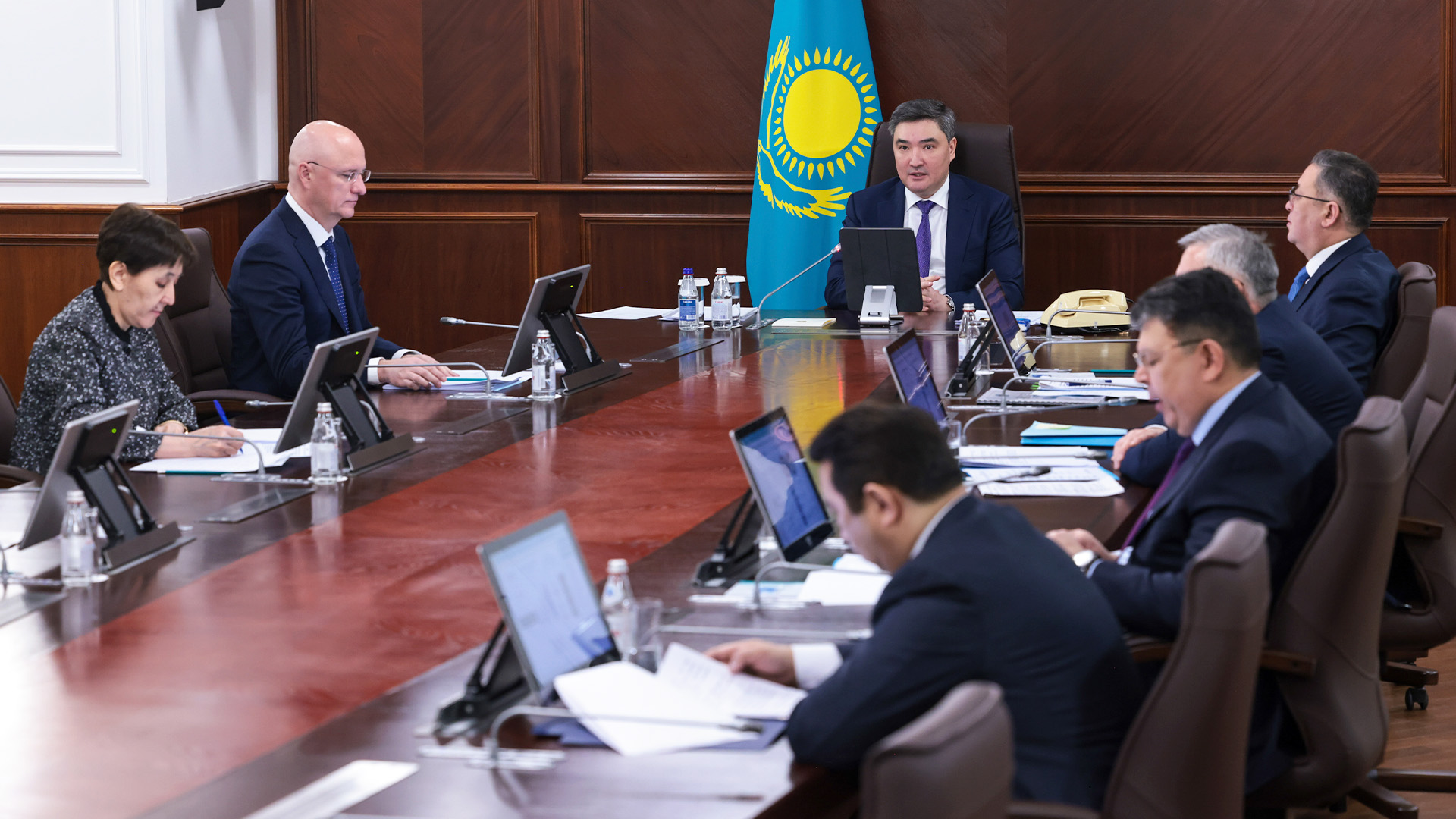 АӨК саласындағы статистикалық деректер нақтылығы, тұрақтандыру қорларындағы астық пен өнім қорларын есепке алу, ветеринариялық қауіпсіздік. Олжас Бектенов аталған мәселелерді толық цифрландыру арқылы толық шешуді тапсырды