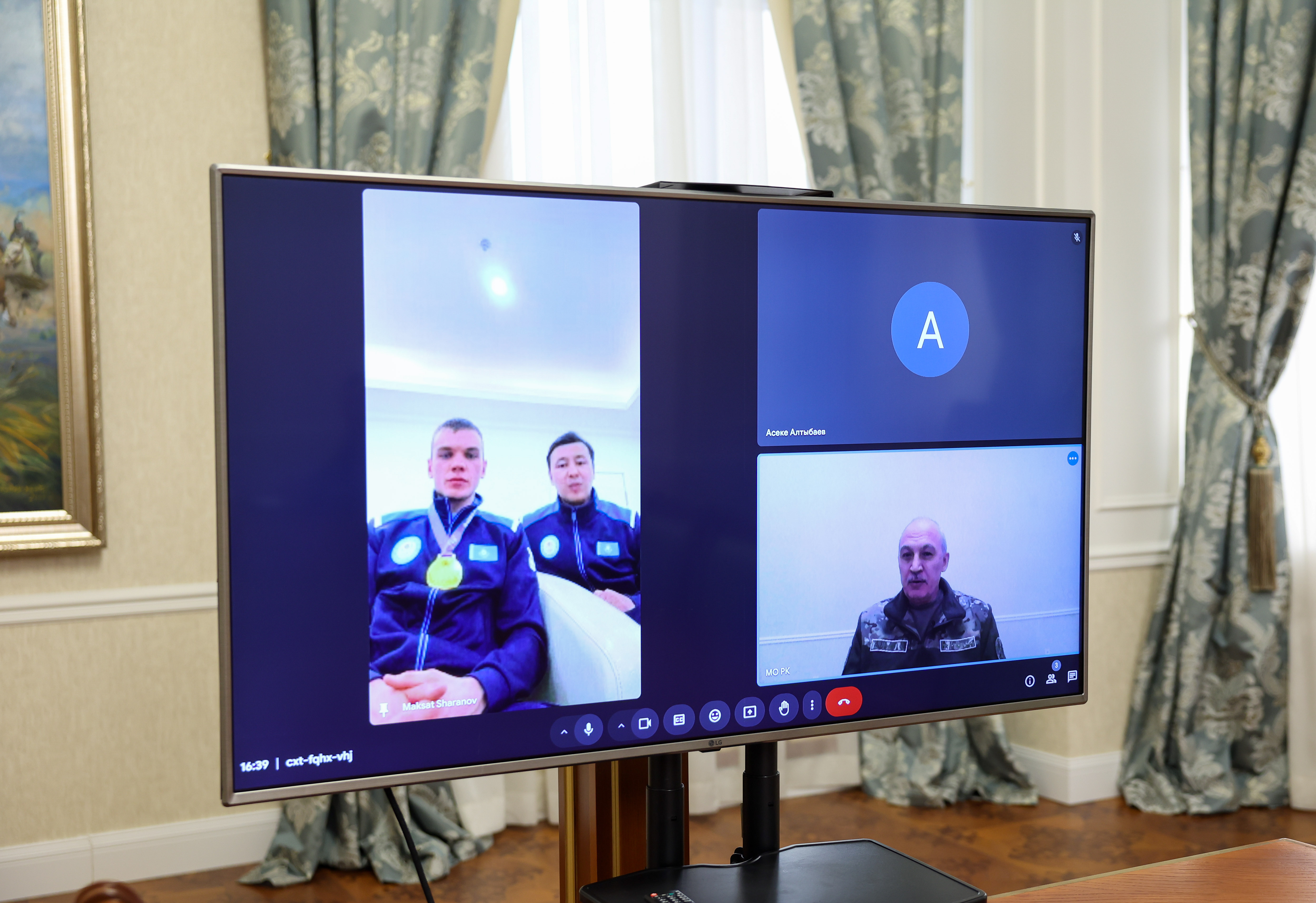 «Так держать, сынок!»: министр обороны поздравил солдата с победой на Азиаде