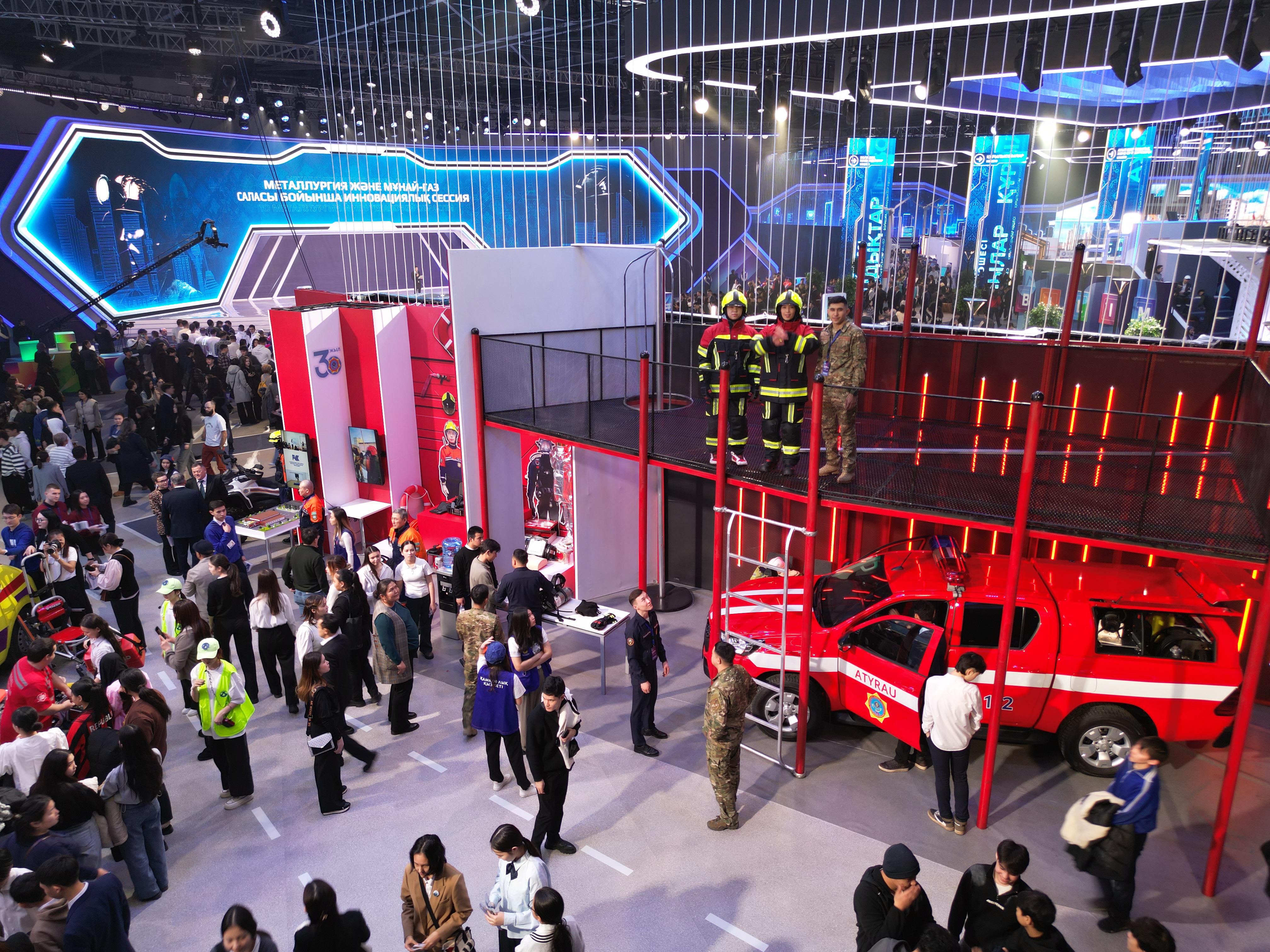 Астанада өткен «Жұмысшы мамандықтар қаласы» фестивалінде өрт сөндірушілер мен құтқарушылар бұрышы көрсетілді