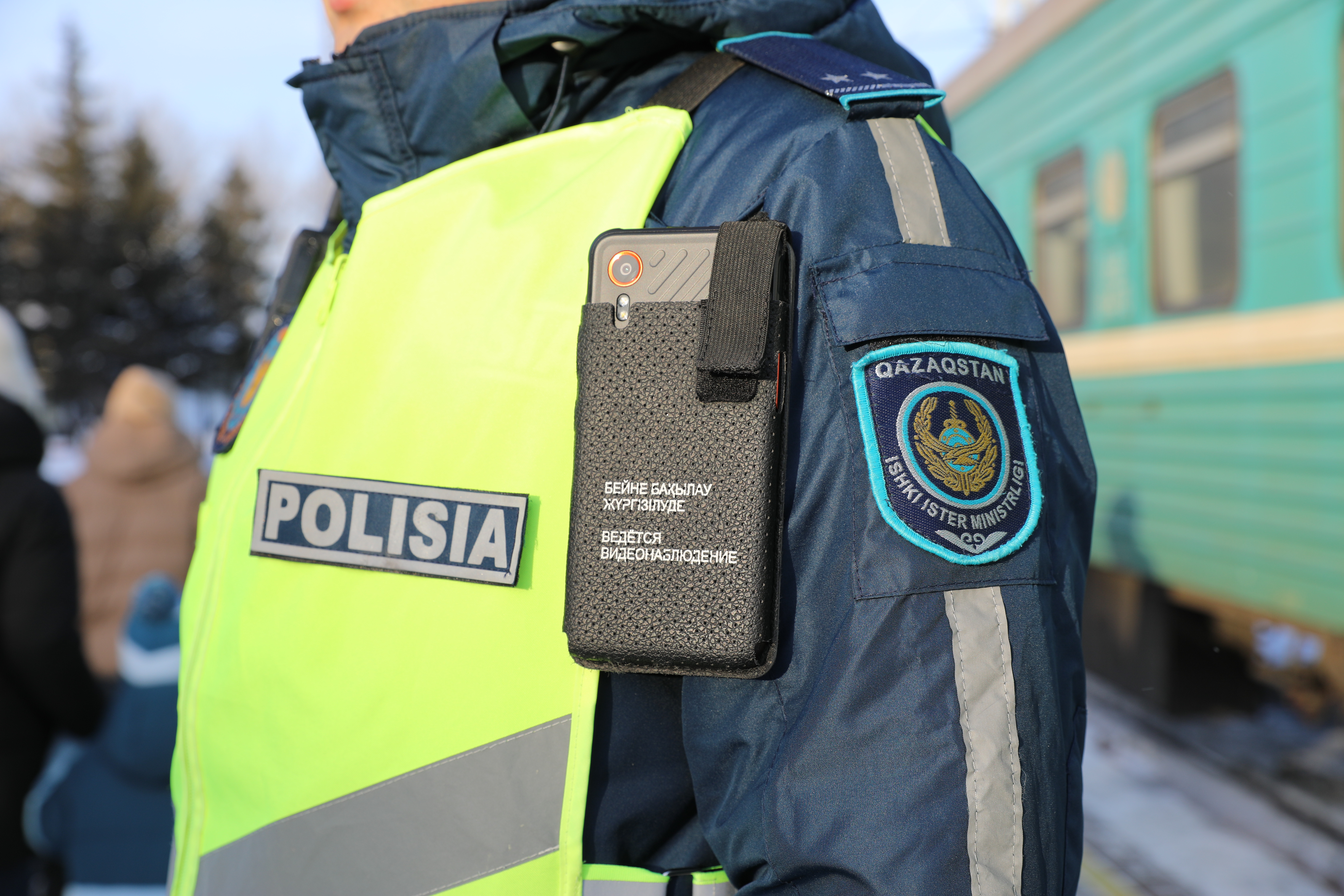 В электропоезде нетрезвый мужчина оказал сопротивление полицейским при задержании