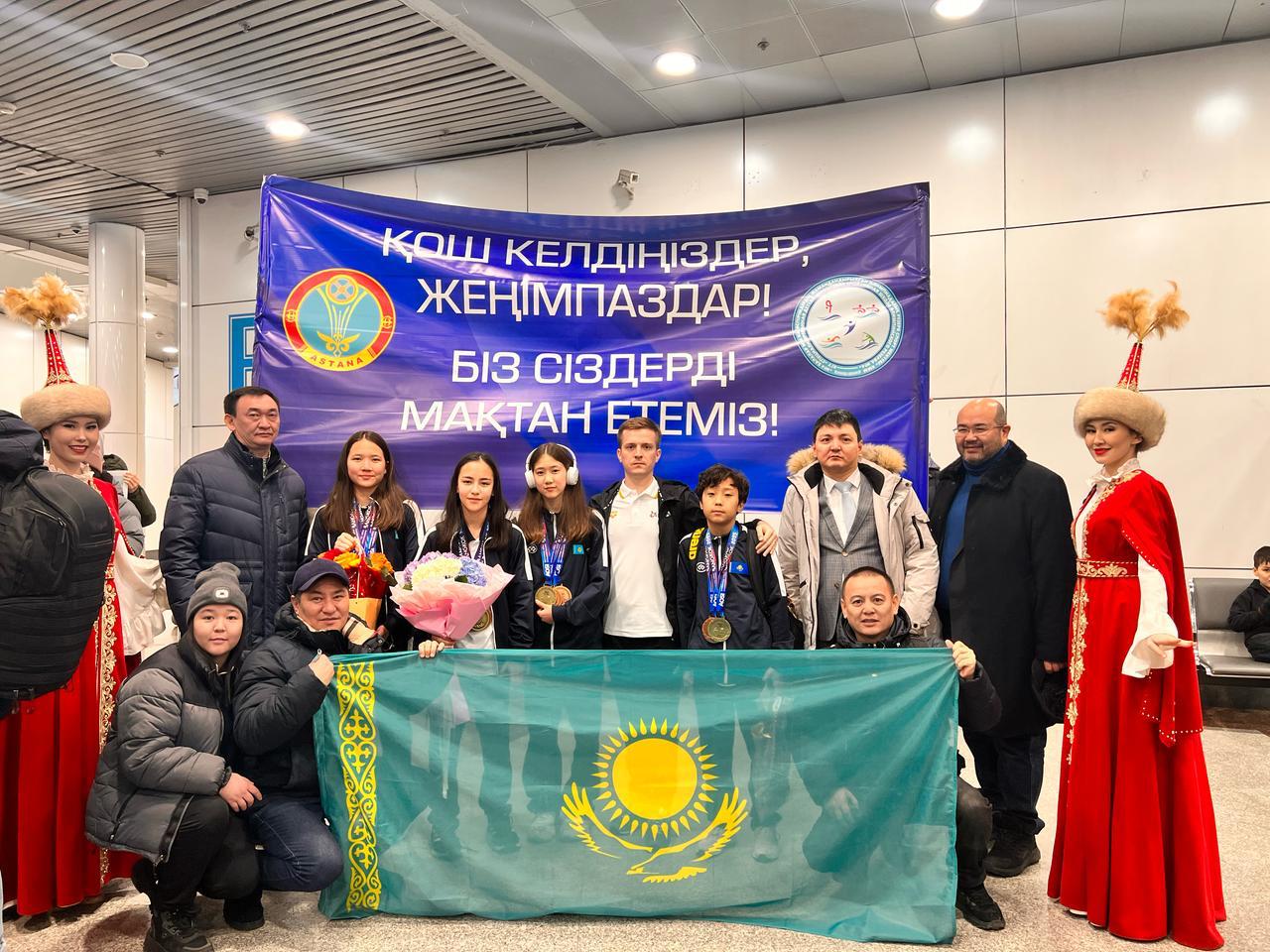 Жүзуден Азия чемпионатында 5 алтын алып, елге оралған спортшыларды жанкүйерлер әуежайдан қарсы алды