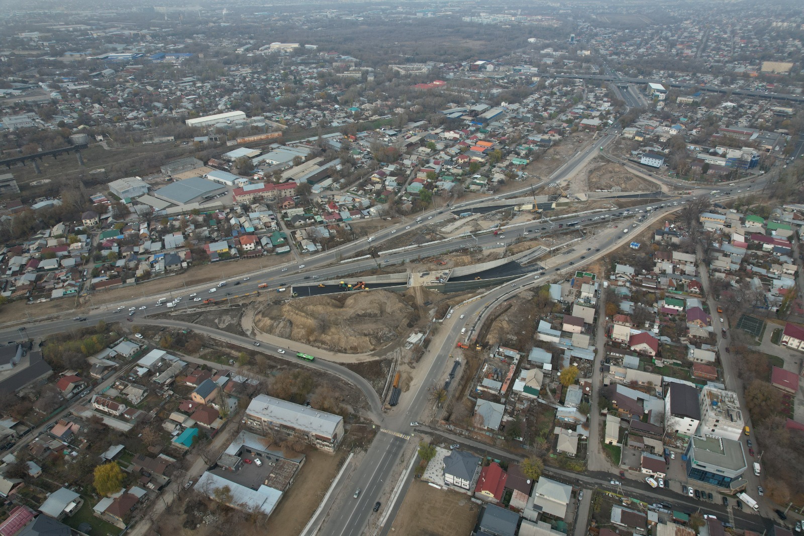 Алматыда Сейфуллин даңғылы мен Жансүгіров көшесінің қиылысындағы жолайырықтың құрылысы биыл аяқталады