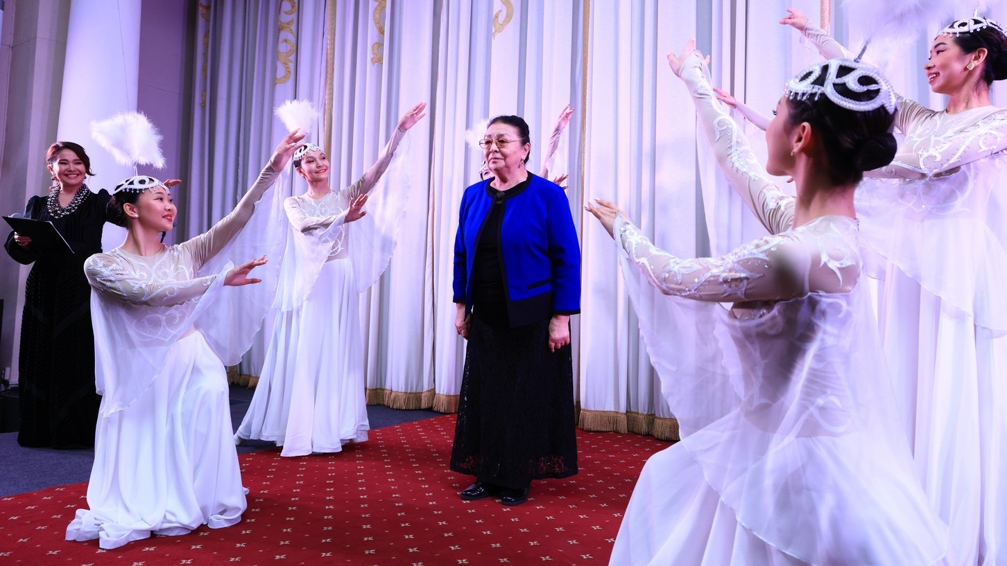 «Актриса болу – орасан зор еңбек»: Қарағандыдағы кездесуде Меруерт Өтекешова кинода ойнауды армандайтын қыздарға тәлім берді
