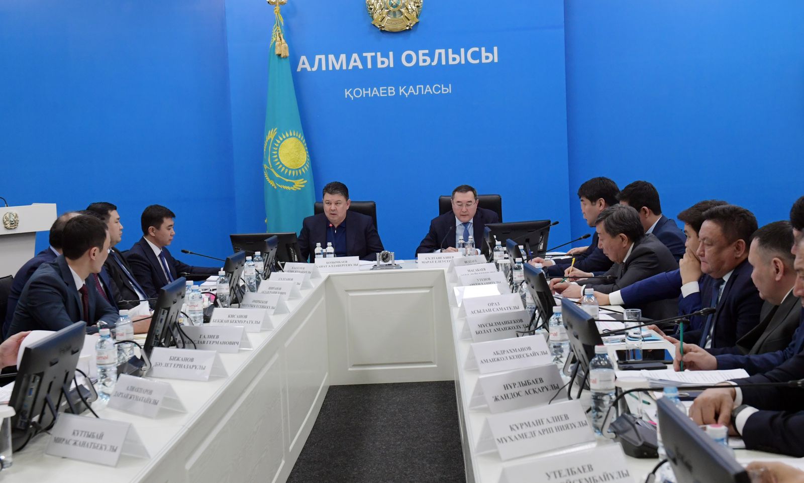 Қанат Бозымбаев Алатау ауданын дамыту мәселелері бойынша Жобалау кеңсесінің отырысын өткізді және кәсіпкерлермен кездесті