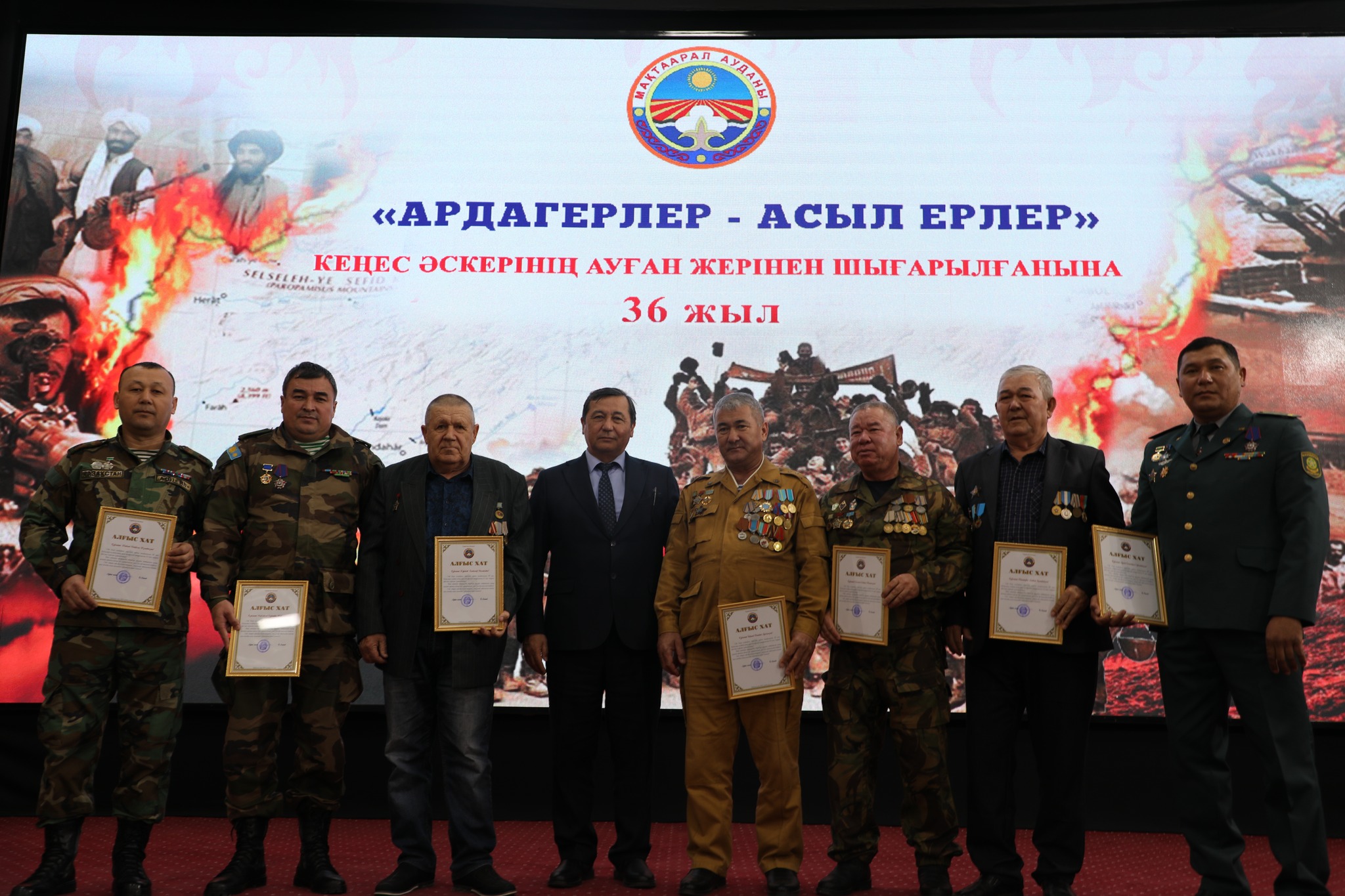 Қыздар сиқырды сорып, қуық асты безіне массаж жасайды