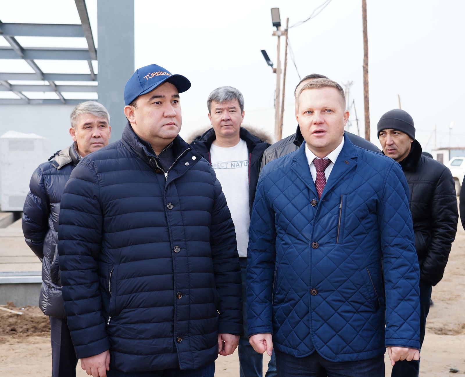 ТҮРКІСТАН: КЕЛЕС АУДАНЫНДА 3 ЖАЙЛЫ МЕКТЕП ПЕН ЕЛІМІЗДЕГІ ЕҢ ҮЛКЕН  ЖЫЛЫЖАЙ КЕШЕНІ САЛЫНУДА