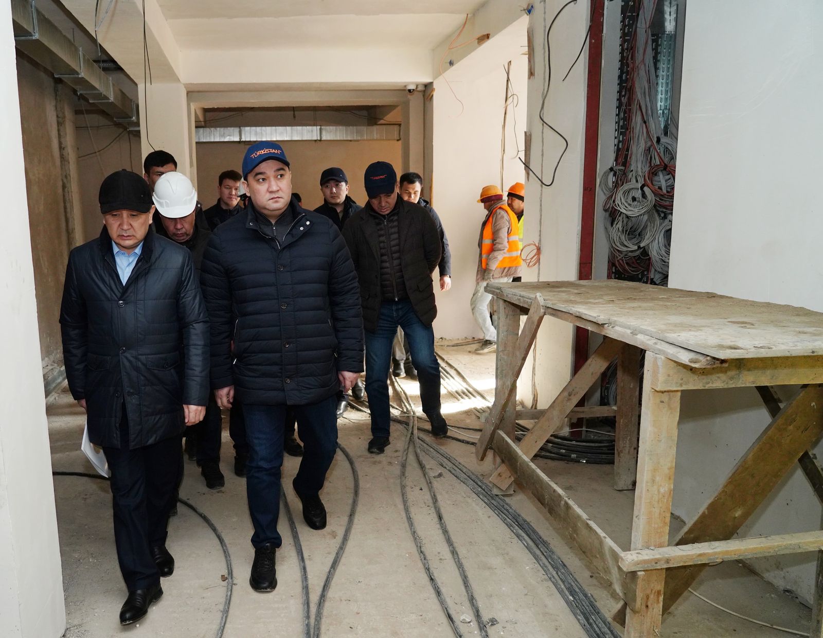 ТҮРКІСТАН: НҰРАЛХАН КӨШЕРОВ САРЫАҒАШТАҒЫ НЫСАНДАРДЫ АРАЛАП, КӘСІПКЕРЛЕРМЕН КЕЗДЕСТІ