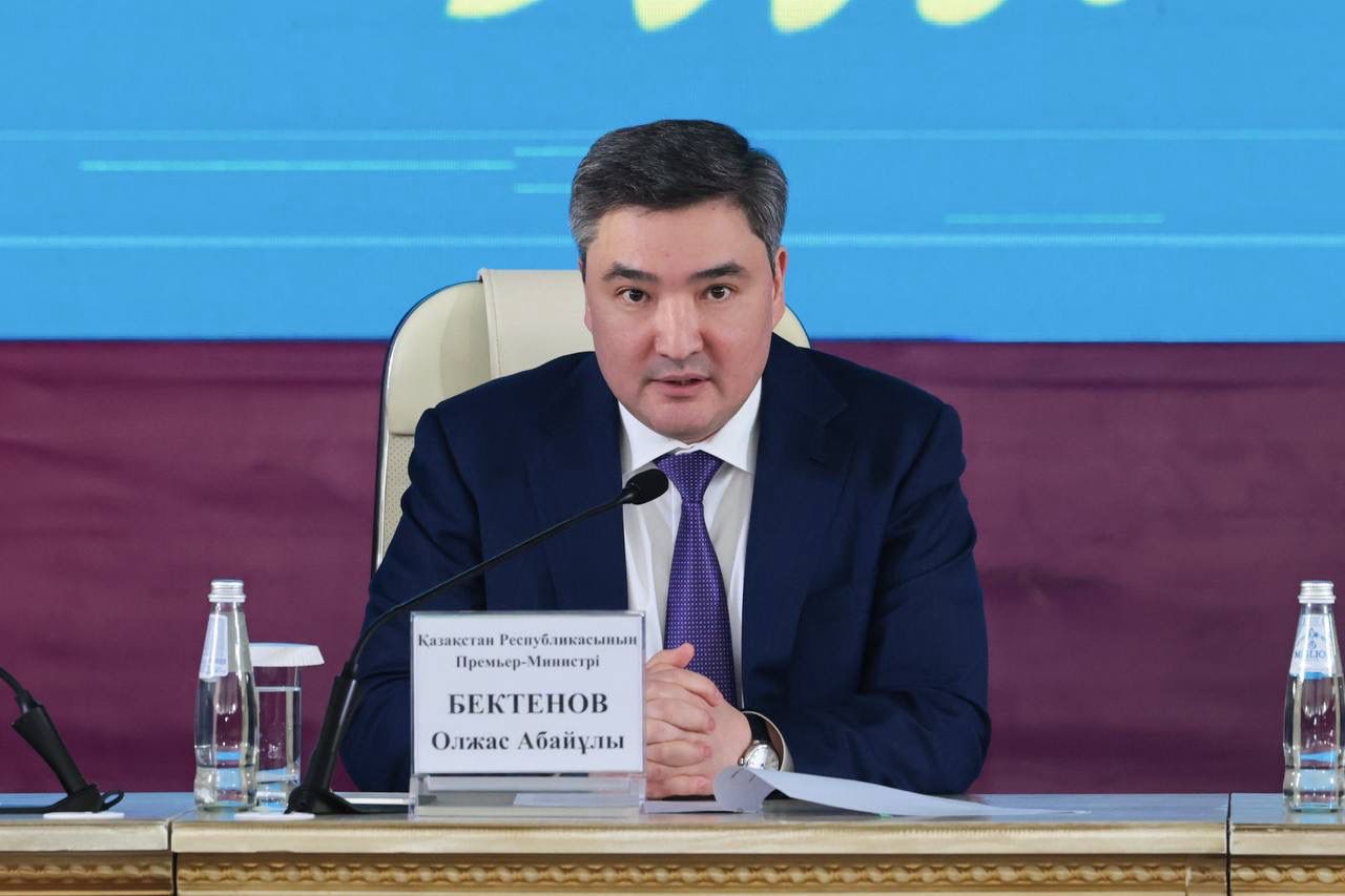 Облыс активімен кездесуде Олжас Бектенов Ермек Көшербаевқа нәтижелі жұмысы мен өңірдің дамуына қосқан үлесі үшін алғыс білдірді