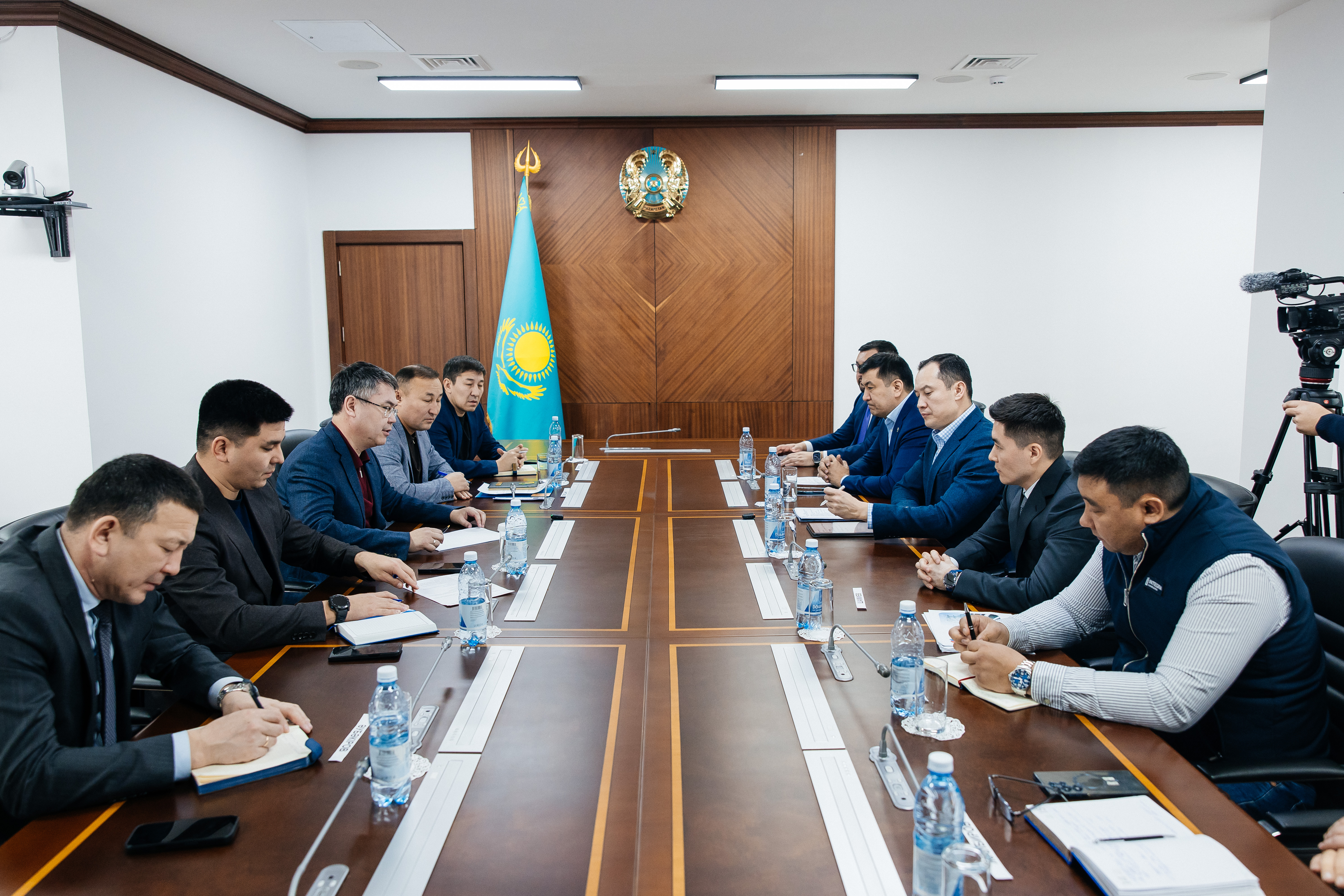 Атырау облысының әкімі Серік Шәпкенов “QazaqGaz” ҰҚ” АҚ-ның басқарма төрағасы Санджар Жаркешовпен Қашағандағы газ өңдеу зауытының жобасын жүзеге асыру жәйін талқылады.