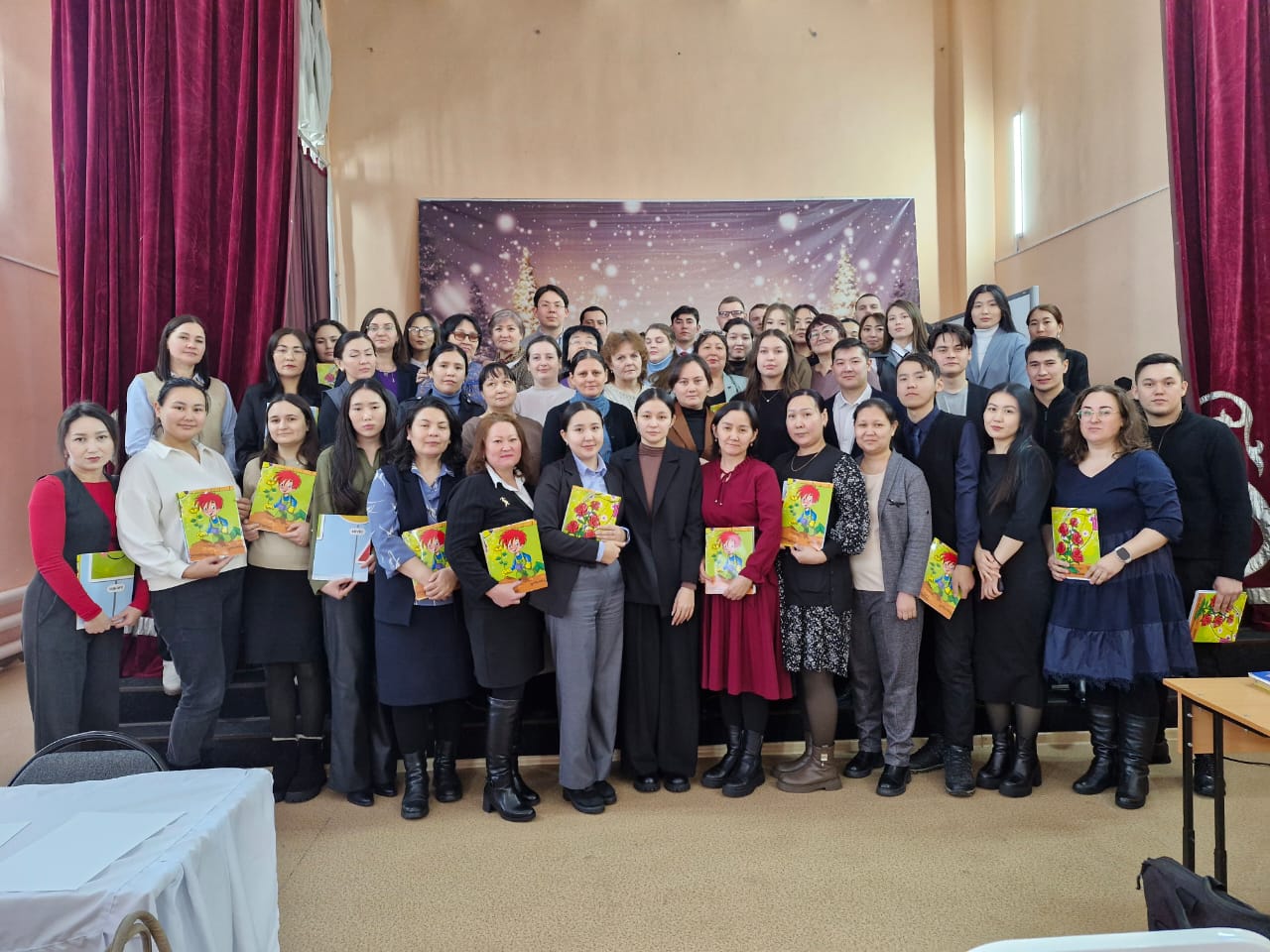2025 жылғы 14 ақпанда «№1 Саумалкөл орта мектебі» КММ базасында «Express Publishing» халықаралық баспасының ресми өкілі «EDU Stream» ағылшын тілі мұғалімдеріне арналған халықаралық білім беру орталығы ұйымдастырған «EMPOWERING PRIMARY EDUCATION THROUGH digital PLATFORM» тақырыбында семинар өткізілді. Спикер ретінде білім беру орталығының өкілі Тайболатова Алтынай Болтажанқызы сөз сөйледі.