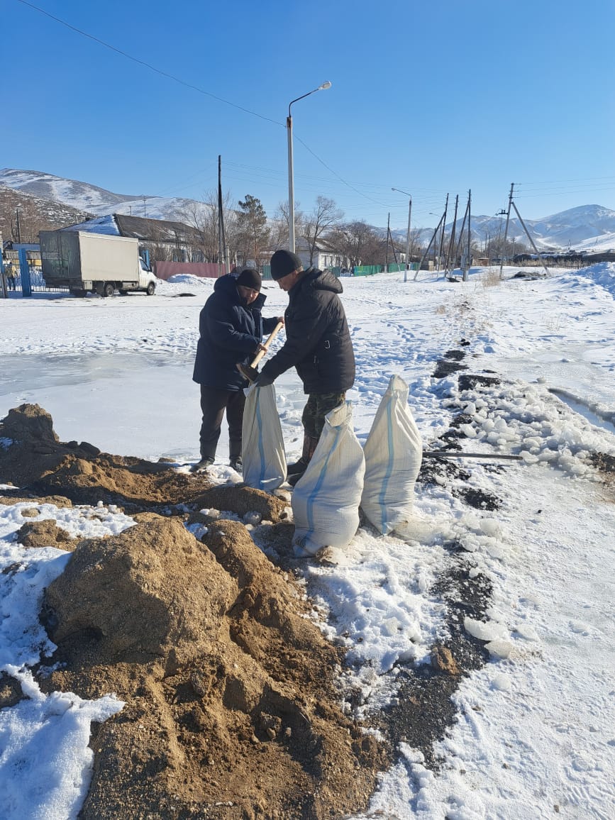 Тарғын ауылы Нургалиев көшесіндегі арық шетіне қапшықтар төселді.