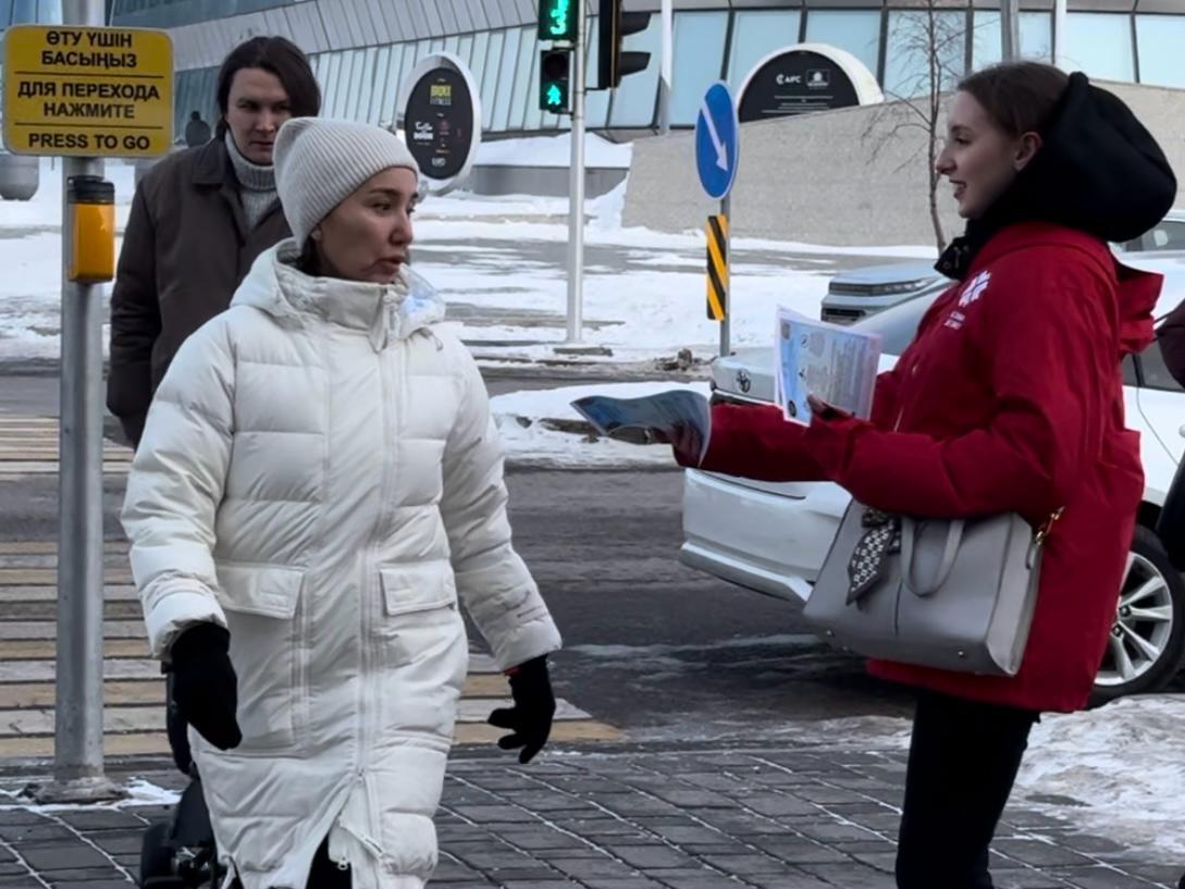 Алаяқтардан қорғану жолы: полицейлер елорда тұрғындарына түсіндіру жүргізіп жатыр