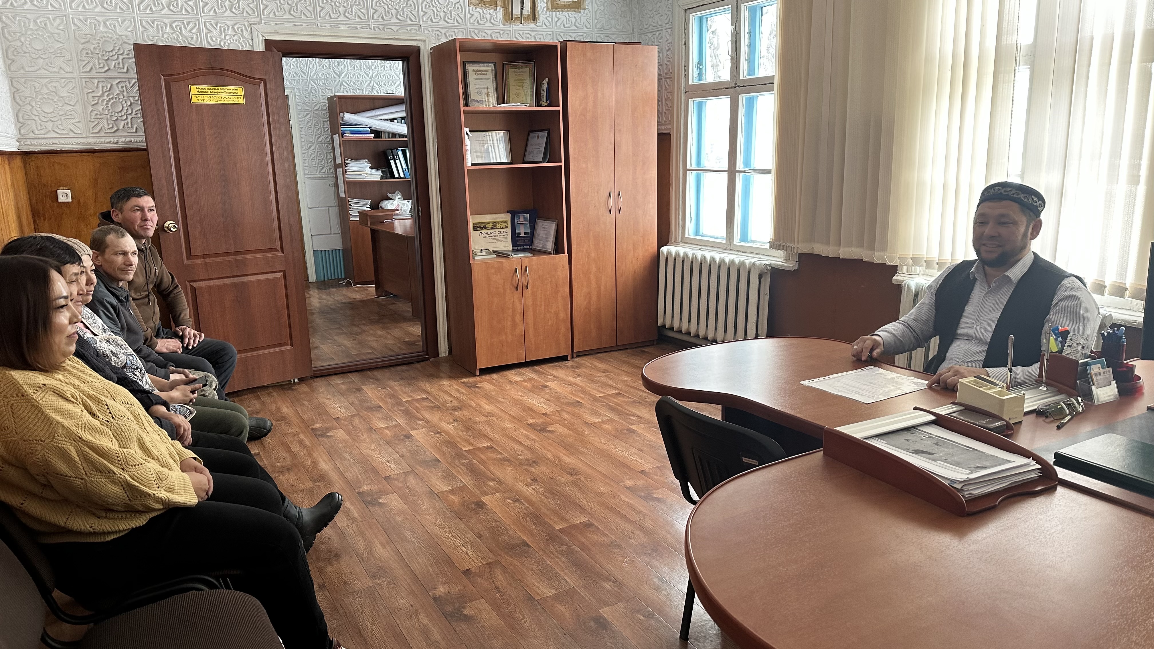 Мұғалім оқушыдан порно көргісі келеді. Порно лесбиянка үй қызметшісі