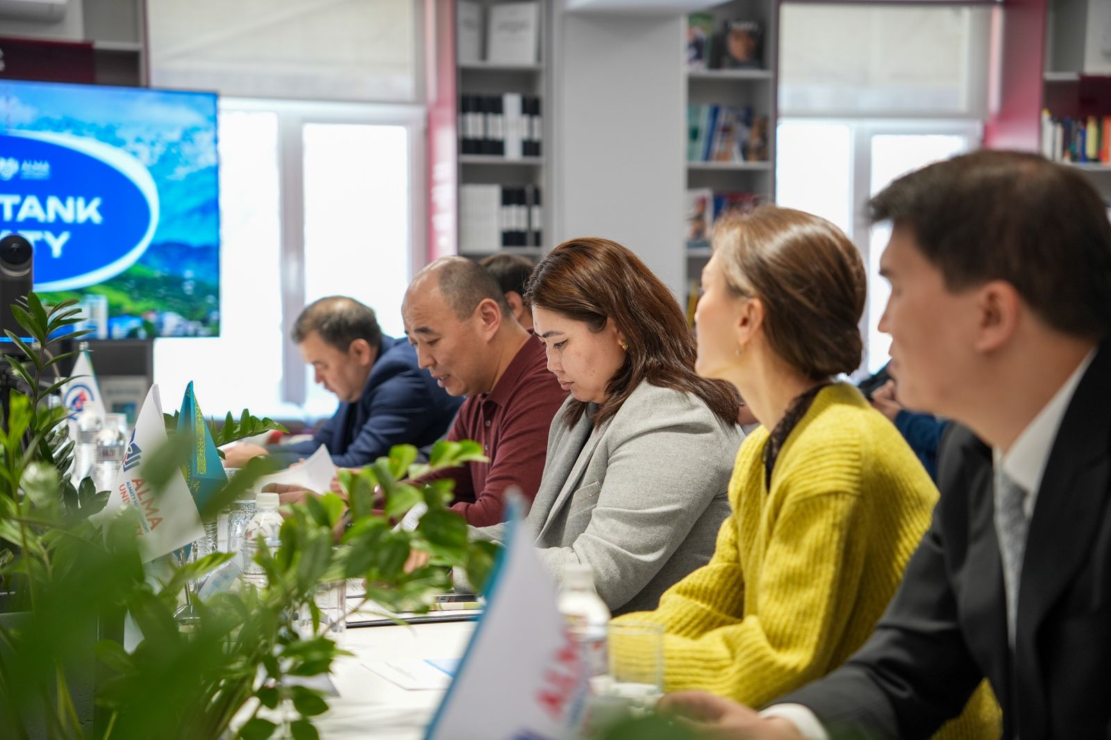 AlmaU-да қала құрылысы және өнеркәсіптік саясат бойынша сараптамалық «Think Tank» өтті