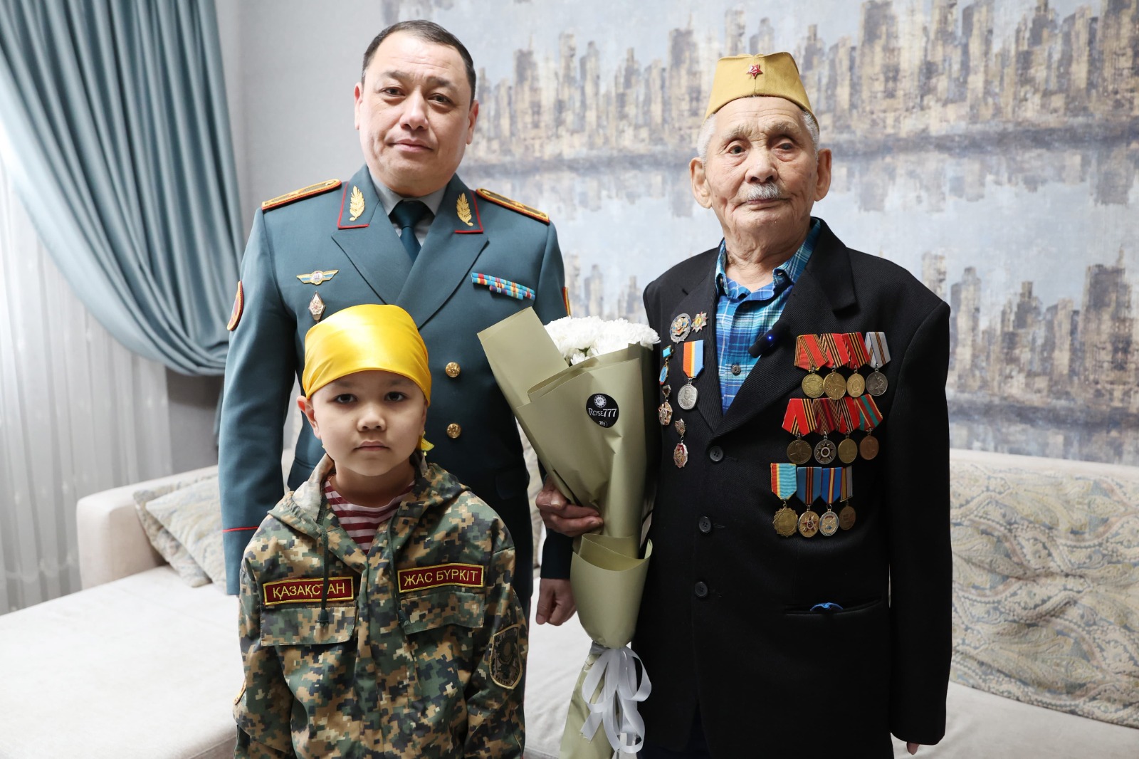 Гвардейцы растрогали 101-летнего ветерана войны