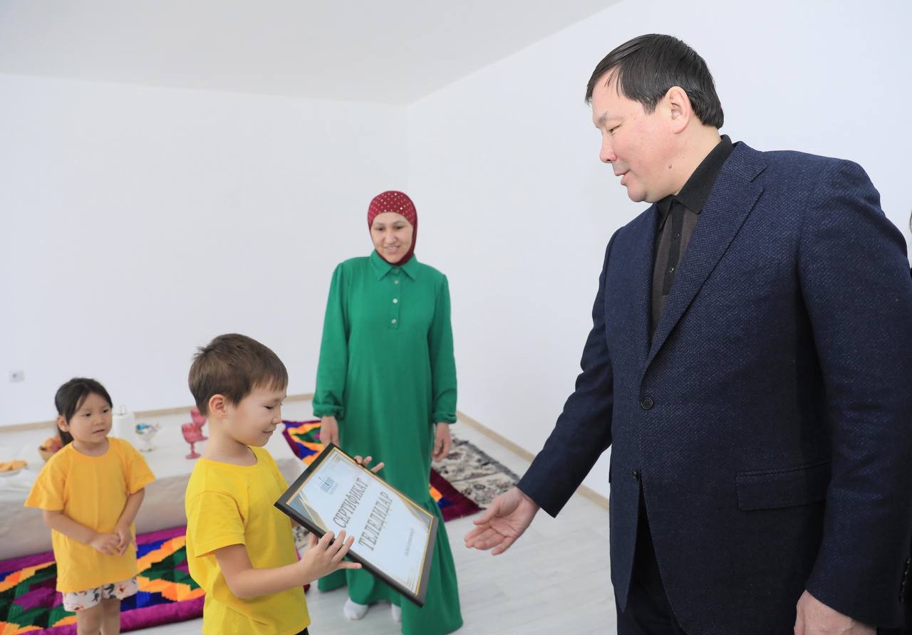 Облыс әкімі былтырғы жылдың соңында баспаналы болған шалқарлықтарды қоныстойымен құттықтады