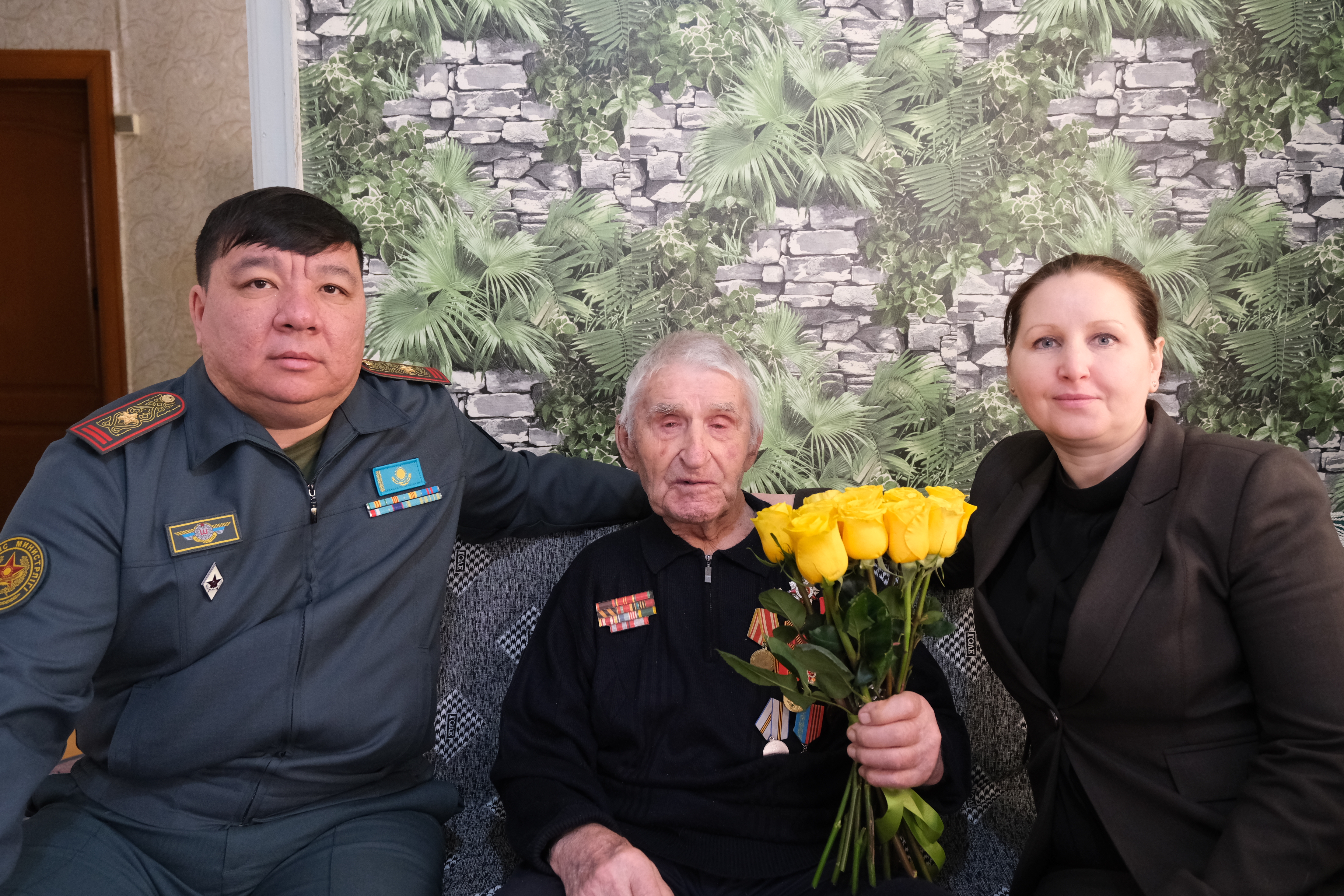 Павлодарда әскери қызметшілер соғыс ардагерін туған күнімен құттықтады