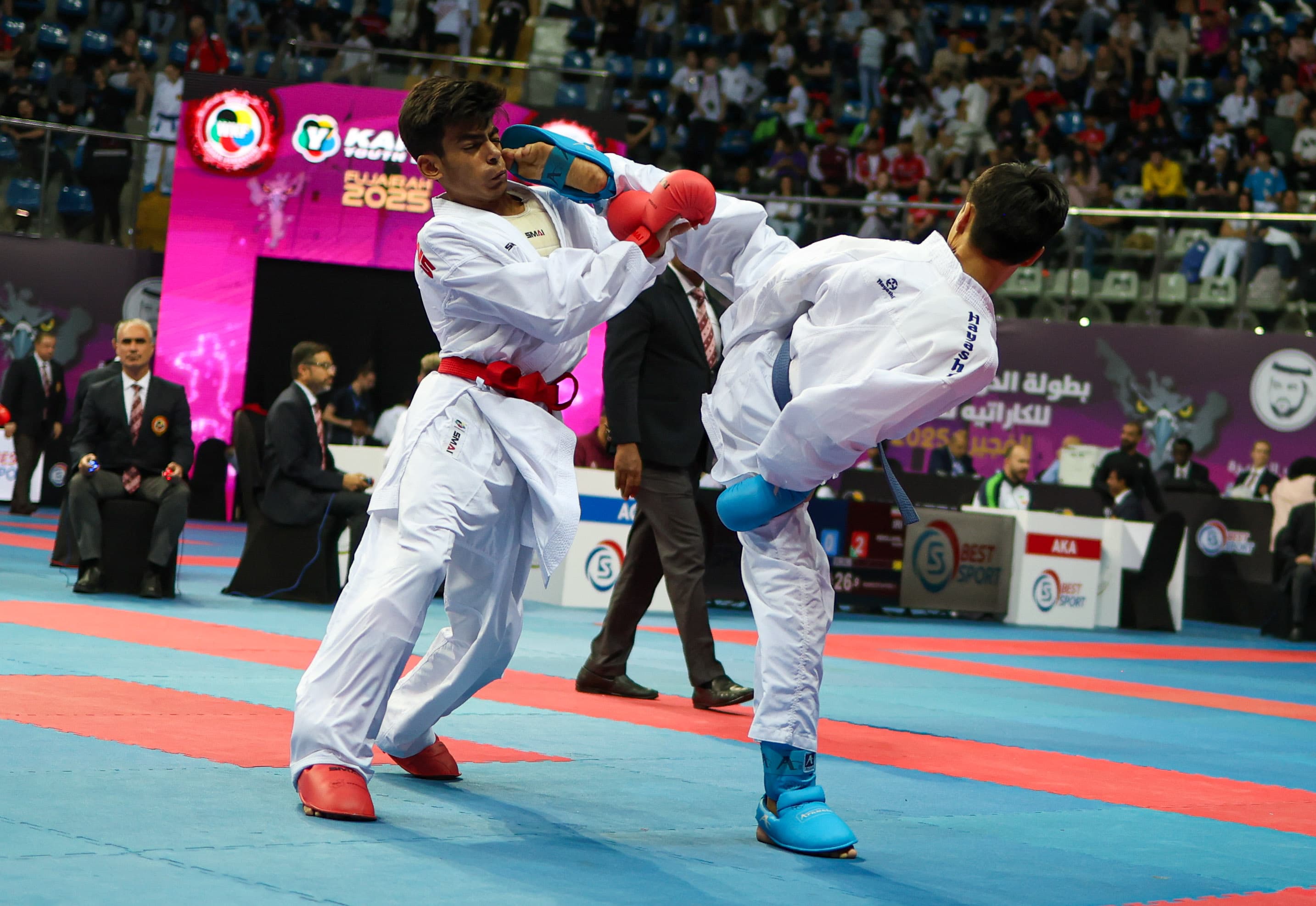 Бай қатындар күйеуінің көзінше ұрсып қалады