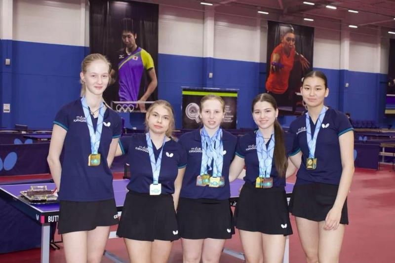 Эротикалық шорт, леггинс және колготки киген қыздар Фемдом сексін қараңыз