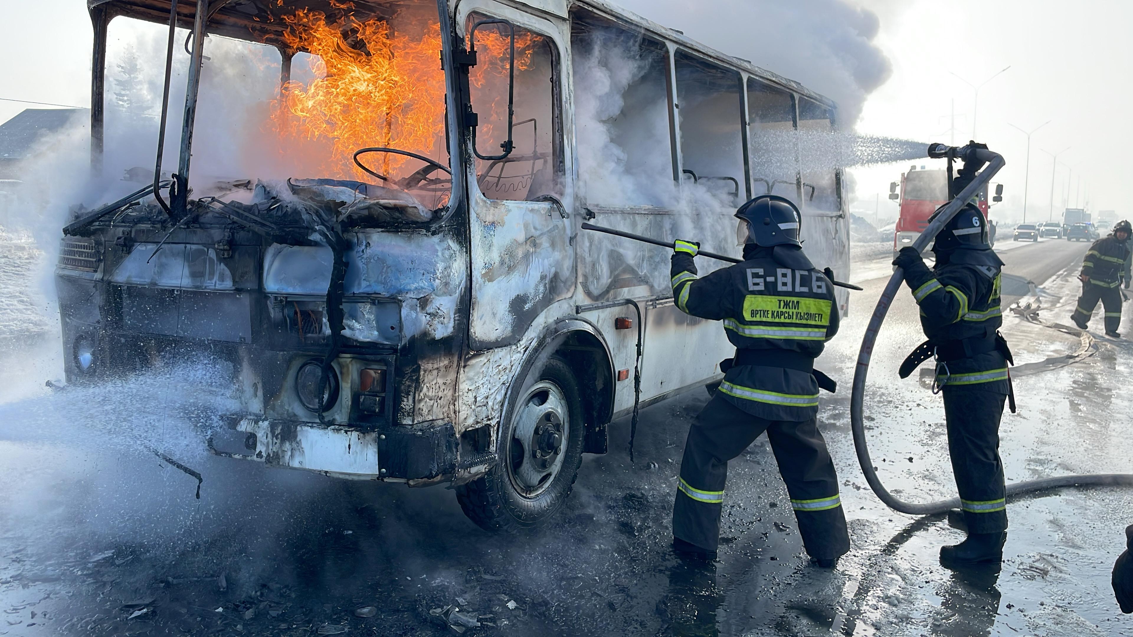 Огнеборцы ДЧС потушили горящий автобус