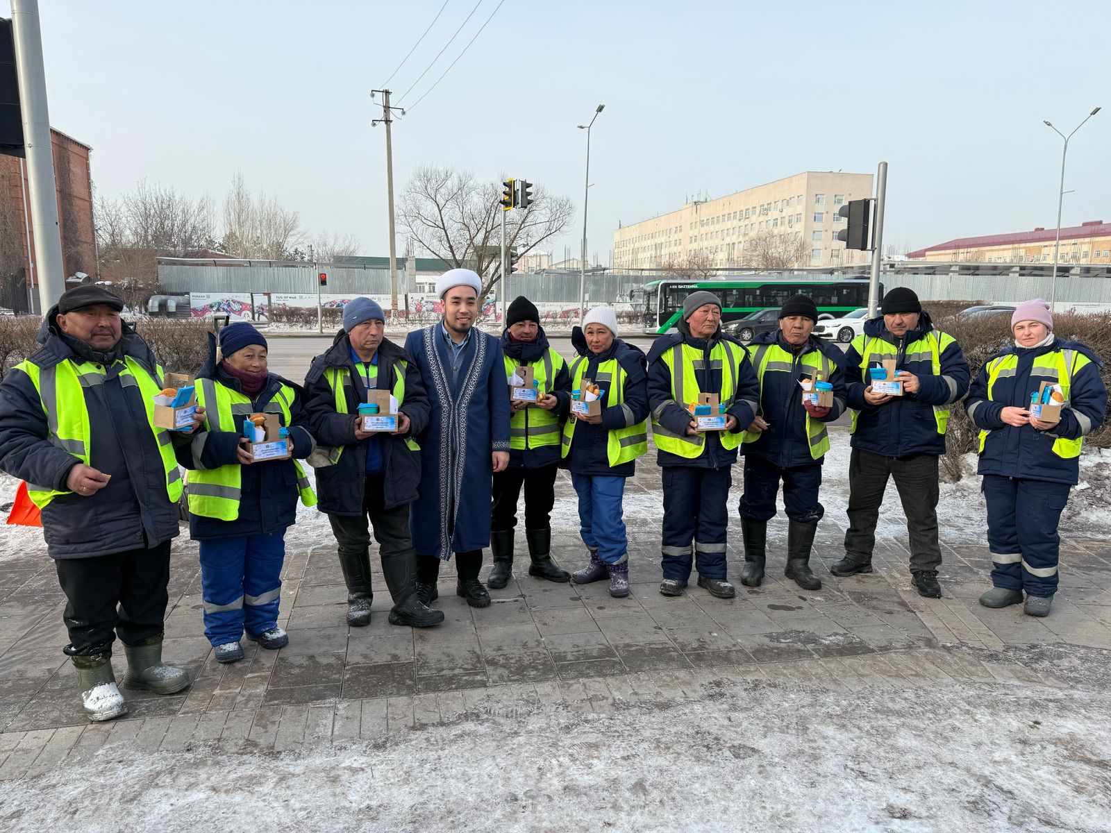 «Таза Қазақстан»: Астанада діни бірлестіктер коммуналдық қызметкерлерге ыстық шай мен тәтті-дәмділер үлестірді