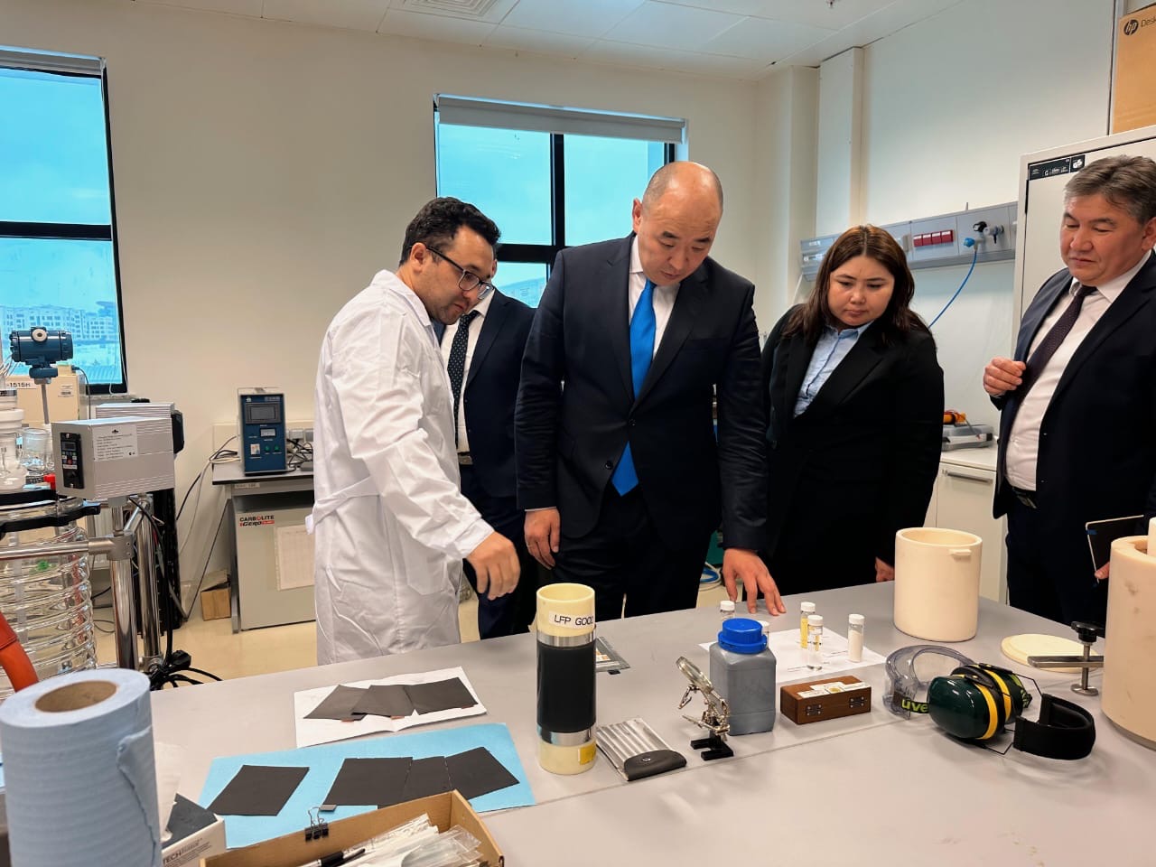 Қанат Шарлапаев Nazarbayev University Battery Group зерттеу тобымен кездесу өткізді