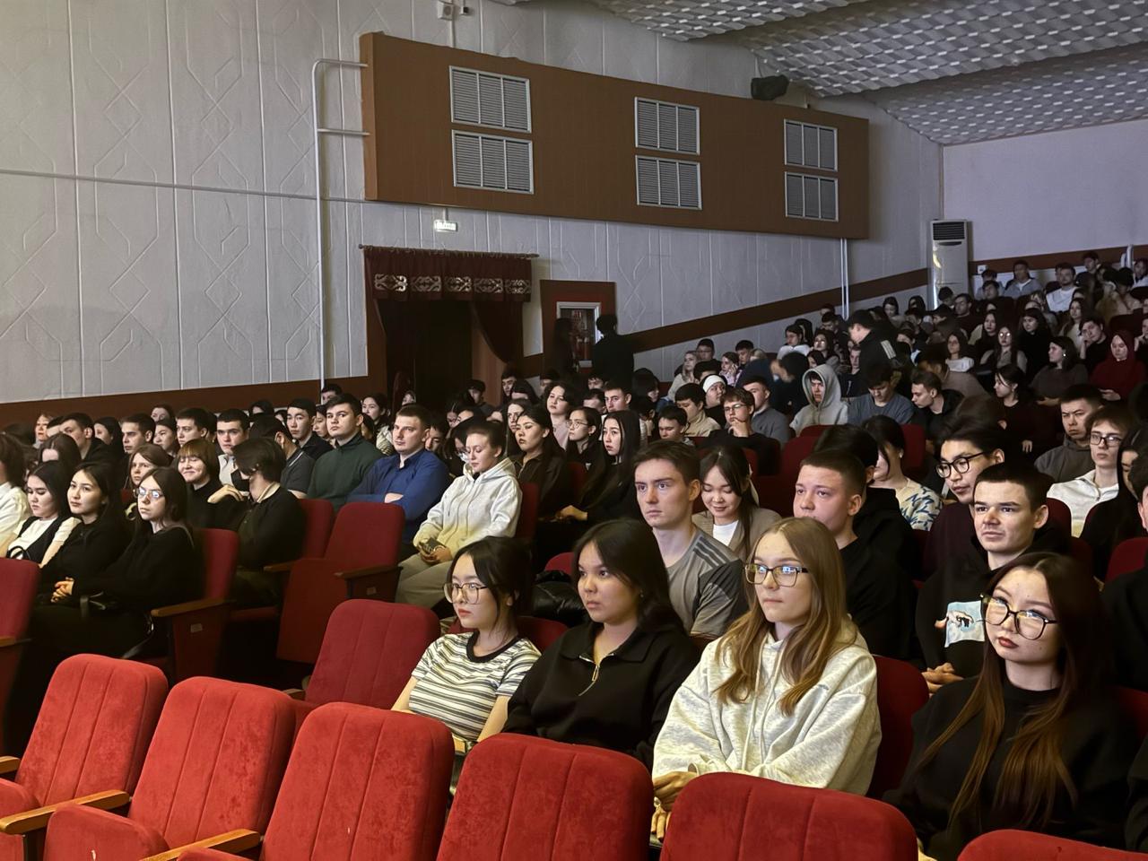 Есірткі сатқаны үшін қанша жастардың жауапкершілікке тартылғаны студенттерге айтылды