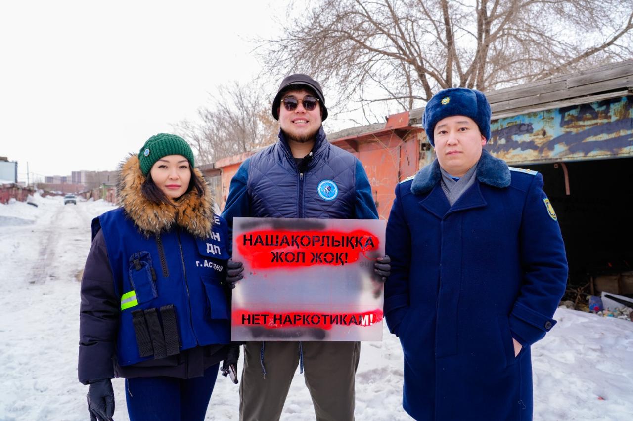 «Заң және тәртіп»: қазақстандық блогер елордада есірткі граффитиін өшіру шарасына қатысты