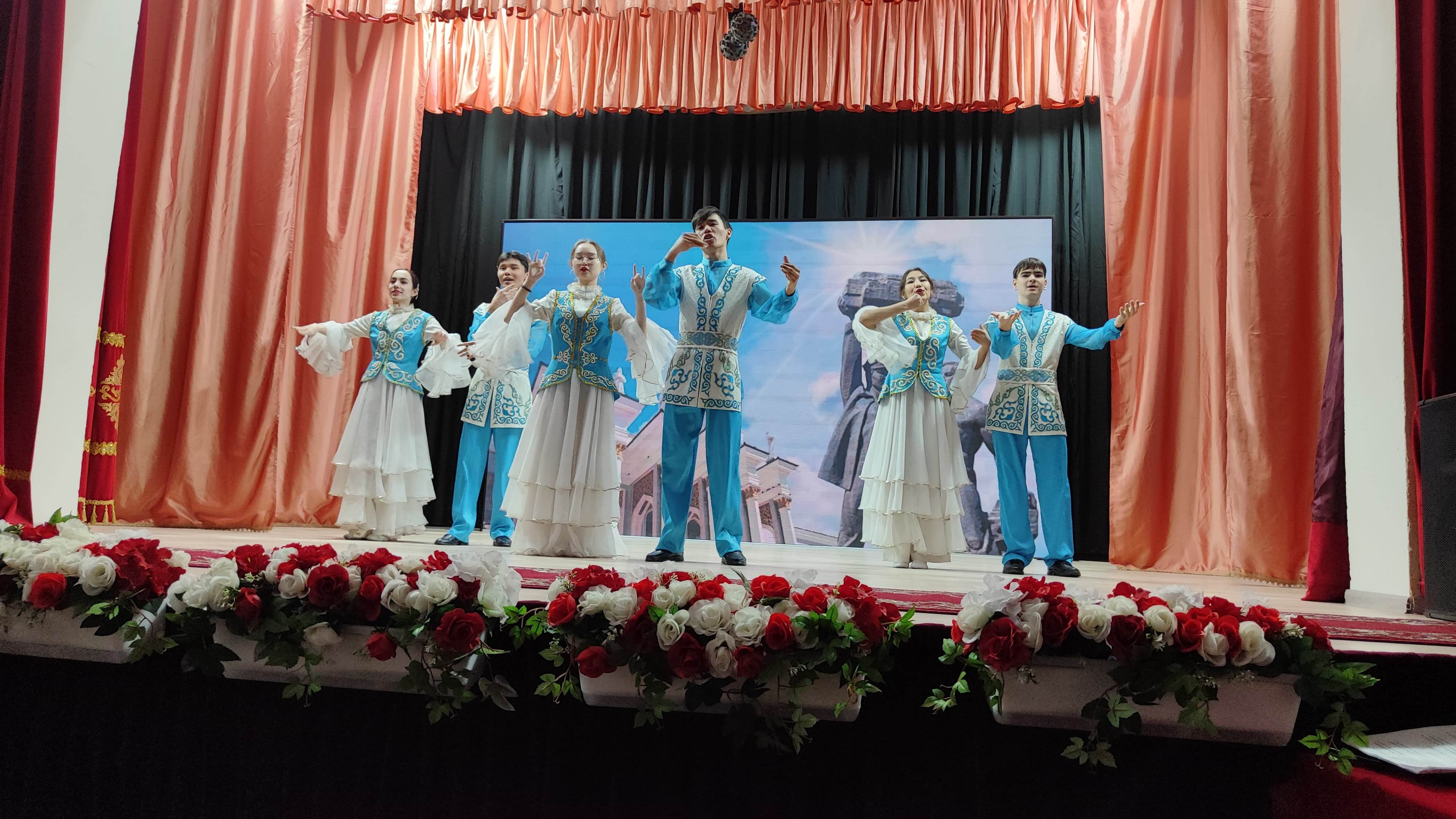 Әйелдердің аяқтарын жайып жатқан порнофотосуреттері