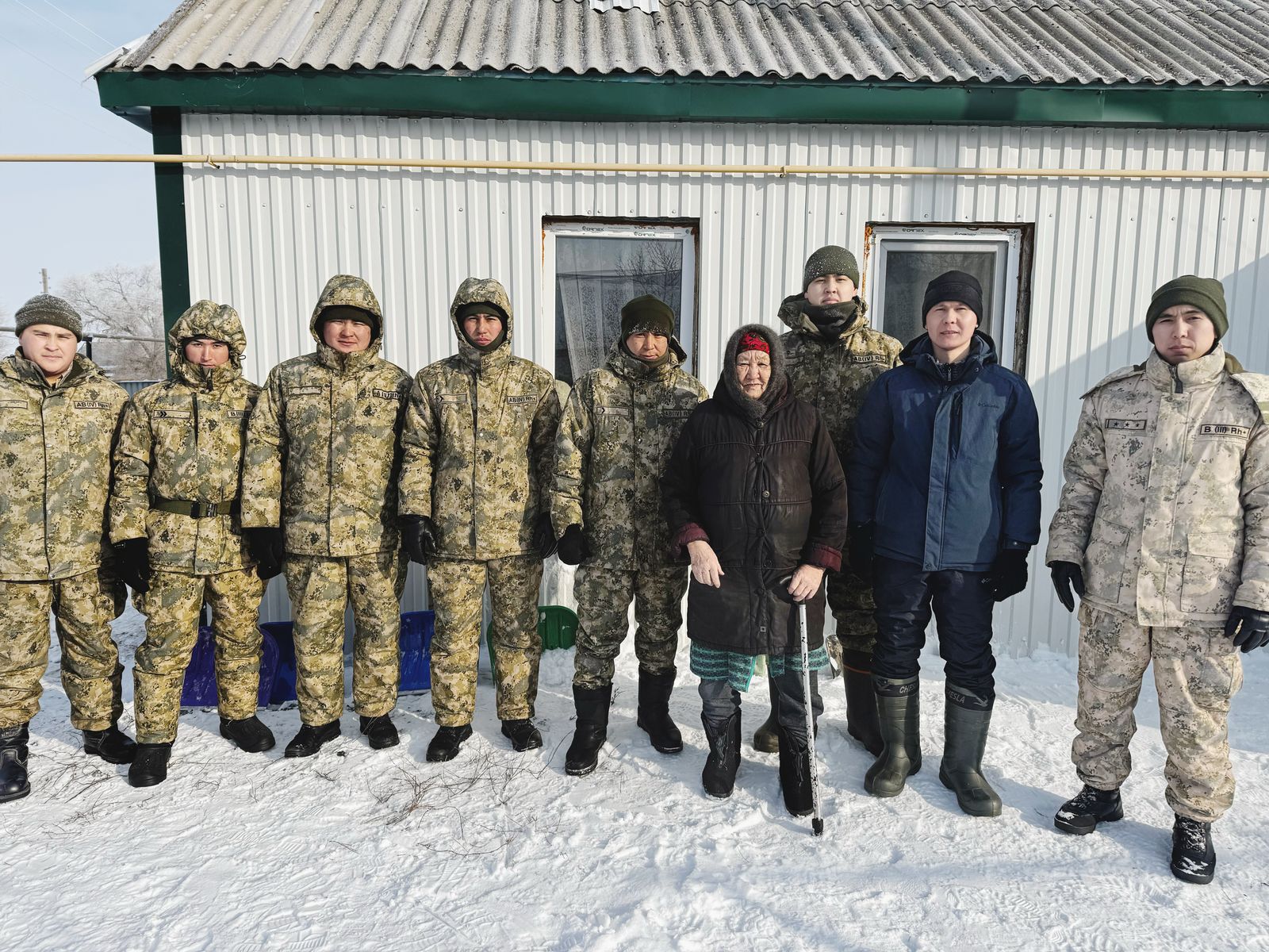 Жарсай ауылының жалғыз басты қарттарына құрмет көрсетіліп, қарттардың үй жайларын қардан тазалау жұмыстарын жүргізді.