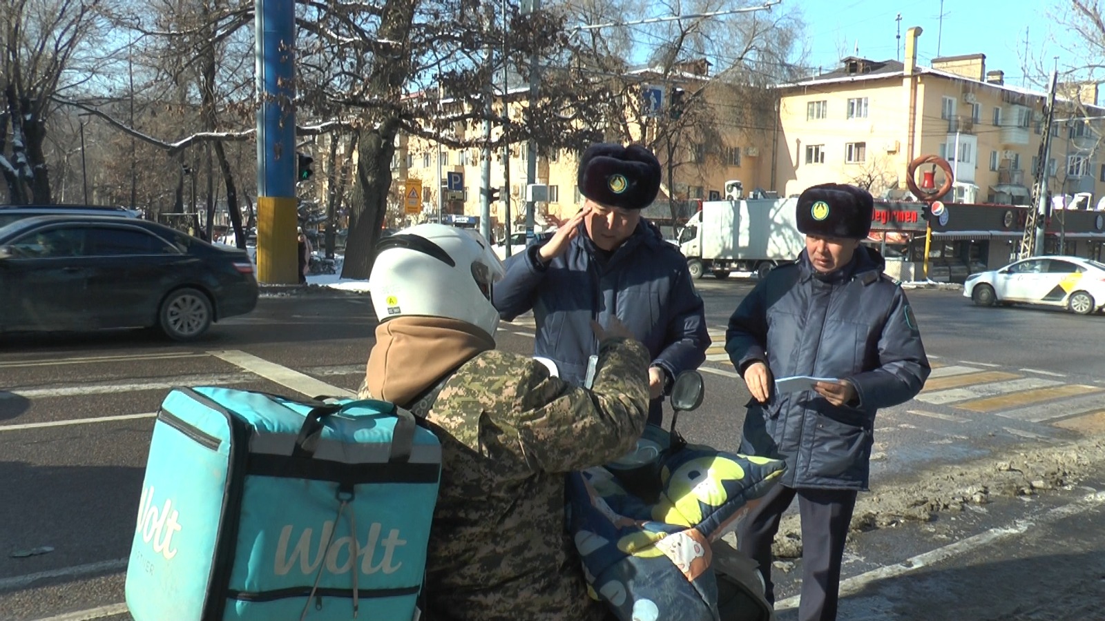 Об ответственности для мопедистов предупредила полиция Алматы