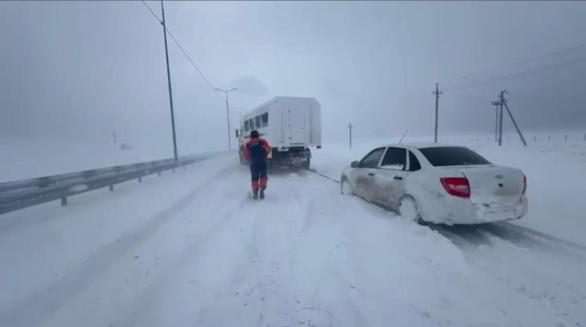 ТЖМ құтқарушылары Маңғыстау облысында қар қырсауынан 300-ден астам адамды шығарды